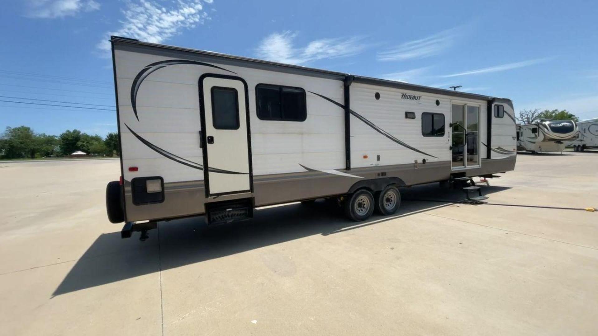 2015 KEYSTONE HIDEOUT 38BHDS (4YDT38B21F7) , Length: 39.83 ft. | Dry Weight: 8,420 lbs. | Gross Weight: 10,010 lbs. | Slides: 2 transmission, located at 4319 N Main St, Cleburne, TX, 76033, (817) 678-5133, 32.385960, -97.391212 - Photo#1