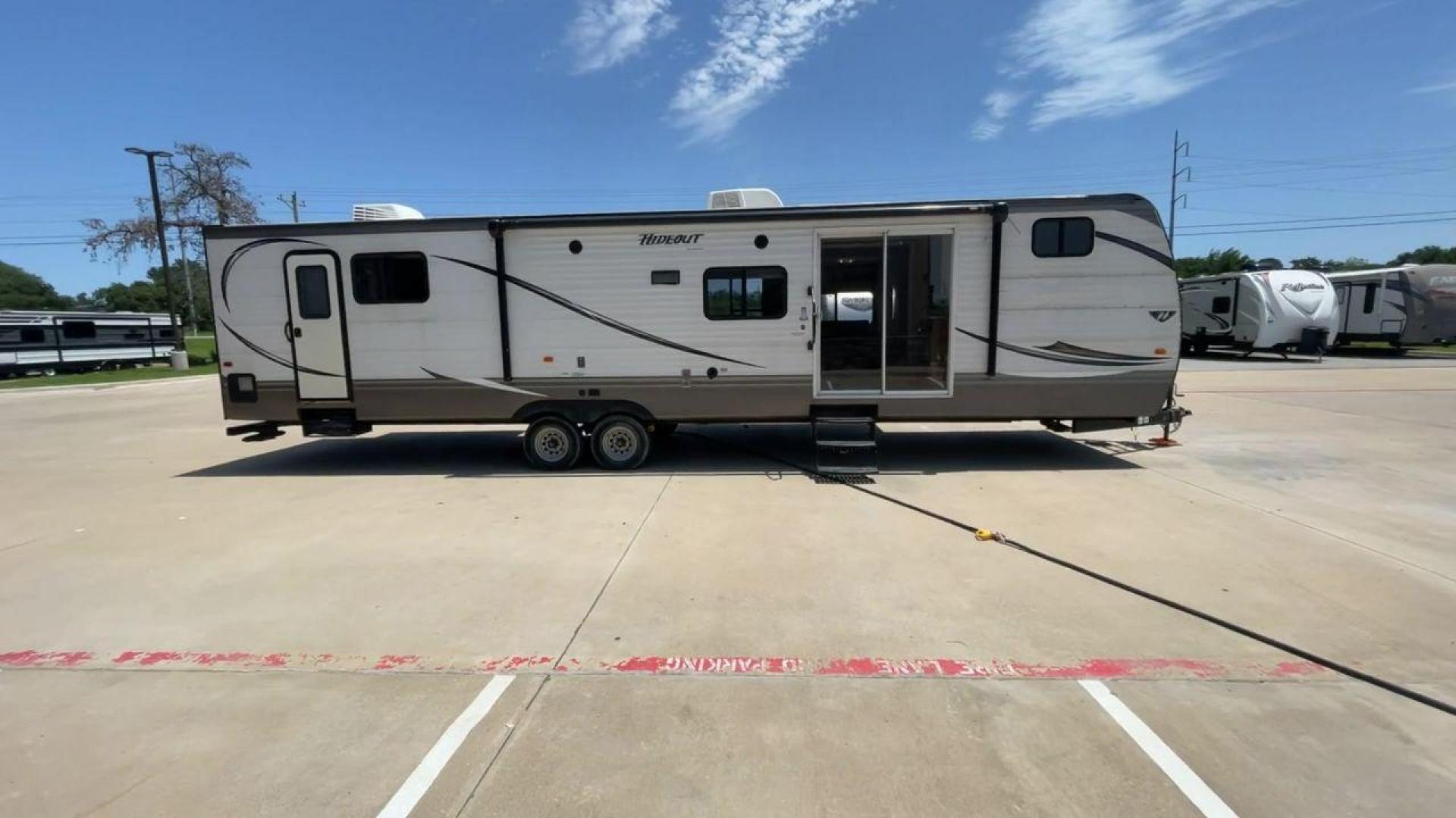 2015 KEYSTONE HIDEOUT 38BHDS (4YDT38B21F7) , Length: 39.83 ft. | Dry Weight: 8,420 lbs. | Gross Weight: 10,010 lbs. | Slides: 2 transmission, located at 4319 N Main St, Cleburne, TX, 76033, (817) 678-5133, 32.385960, -97.391212 - Photo#2