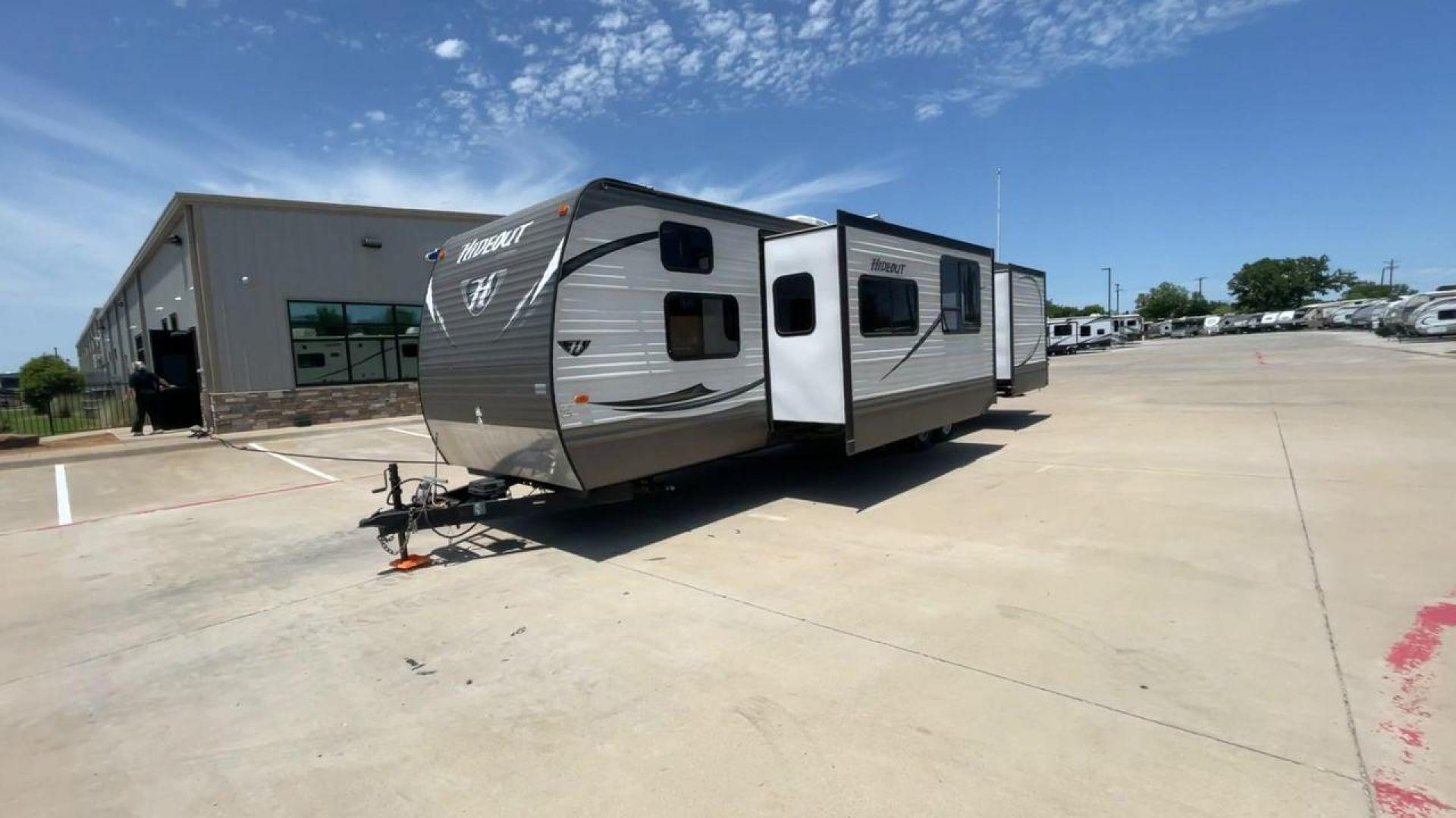 2015 KEYSTONE HIDEOUT 38BHDS (4YDT38B21F7) , Length: 39.83 ft. | Dry Weight: 8,420 lbs. | Gross Weight: 10,010 lbs. | Slides: 2 transmission, located at 4319 N Main St, Cleburne, TX, 76033, (817) 678-5133, 32.385960, -97.391212 - Photo#5