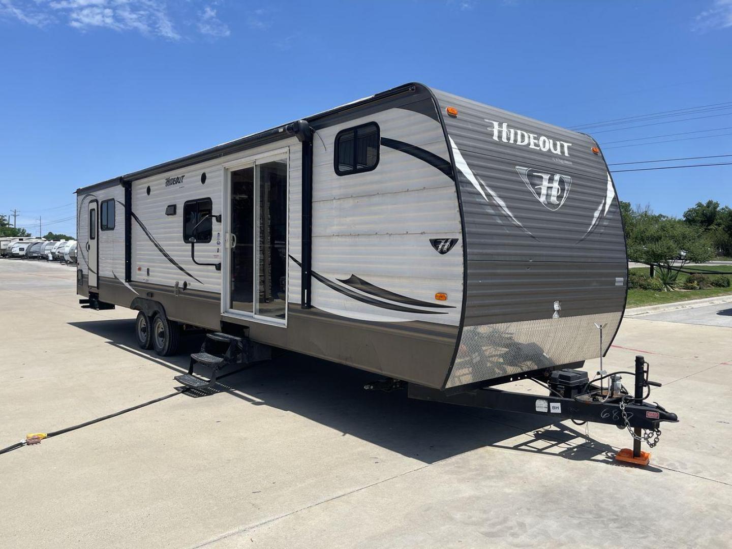 2015 KEYSTONE HIDEOUT 38BHDS (4YDT38B21F7) , Length: 39.83 ft. | Dry Weight: 8,420 lbs. | Gross Weight: 10,010 lbs. | Slides: 2 transmission, located at 4319 N Main St, Cleburne, TX, 76033, (817) 678-5133, 32.385960, -97.391212 - Photo#23