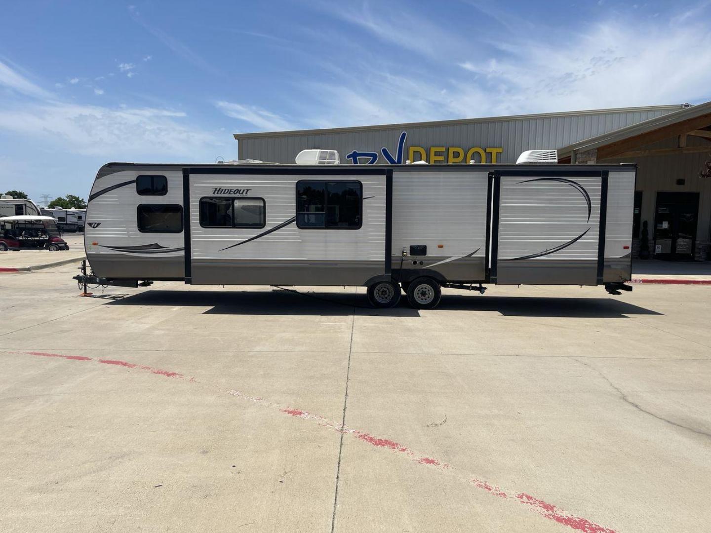 2015 KEYSTONE HIDEOUT 38BHDS (4YDT38B21F7) , Length: 39.83 ft. | Dry Weight: 8,420 lbs. | Gross Weight: 10,010 lbs. | Slides: 2 transmission, located at 4319 N Main St, Cleburne, TX, 76033, (817) 678-5133, 32.385960, -97.391212 - Photo#24