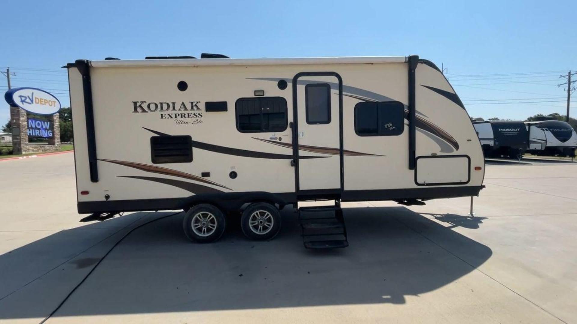 2015 TAN KEYSTONE KODIAK 223RBSL (4YDT22329FJ) , Length: 25.25 ft. | Dry Weight: 4,300 lbs. | Slides: 1 transmission, located at 4319 N Main St, Cleburne, TX, 76033, (817) 678-5133, 32.385960, -97.391212 - The 2015 Keystone Kodiak Express Ultra-Lite 223RBSL offers an excellent blend of convenience and comfort. This unit is designed for travelers who want a lightweight, easy-to-tow travel trailer without compromising on amenities. With a dry weight of 4,300 lbs., it is built with lightweight materials - Photo#2