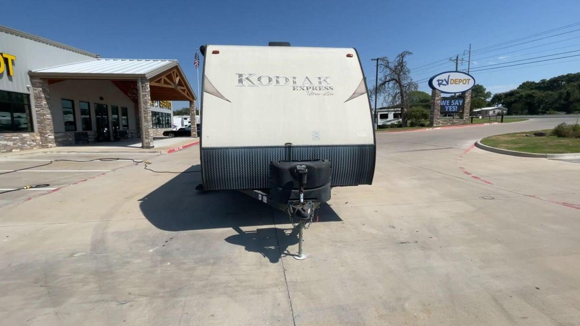 2015 TAN KEYSTONE KODIAK 223RBSL (4YDT22329FJ) , Length: 25.25 ft. | Dry Weight: 4,300 lbs. | Slides: 1 transmission, located at 4319 N Main St, Cleburne, TX, 76033, (817) 678-5133, 32.385960, -97.391212 - The 2015 Keystone Kodiak Express Ultra-Lite 223RBSL offers an excellent blend of convenience and comfort. This unit is designed for travelers who want a lightweight, easy-to-tow travel trailer without compromising on amenities. With a dry weight of 4,300 lbs., it is built with lightweight materials - Photo#4