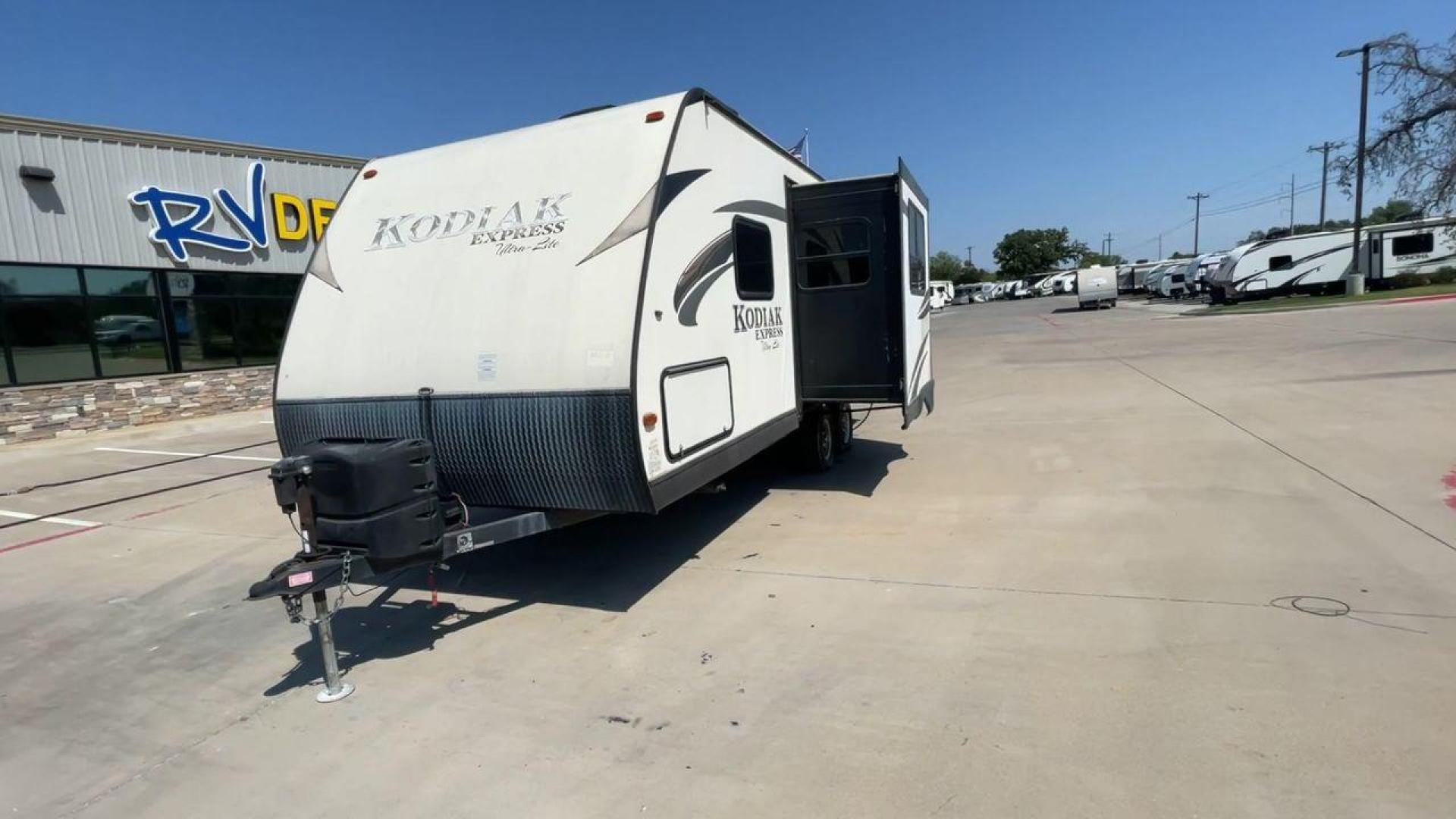 2015 TAN KEYSTONE KODIAK 223RBSL (4YDT22329FJ) , Length: 25.25 ft. | Dry Weight: 4,300 lbs. | Slides: 1 transmission, located at 4319 N Main St, Cleburne, TX, 76033, (817) 678-5133, 32.385960, -97.391212 - The 2015 Keystone Kodiak Express Ultra-Lite 223RBSL offers an excellent blend of convenience and comfort. This unit is designed for travelers who want a lightweight, easy-to-tow travel trailer without compromising on amenities. With a dry weight of 4,300 lbs., it is built with lightweight materials - Photo#5