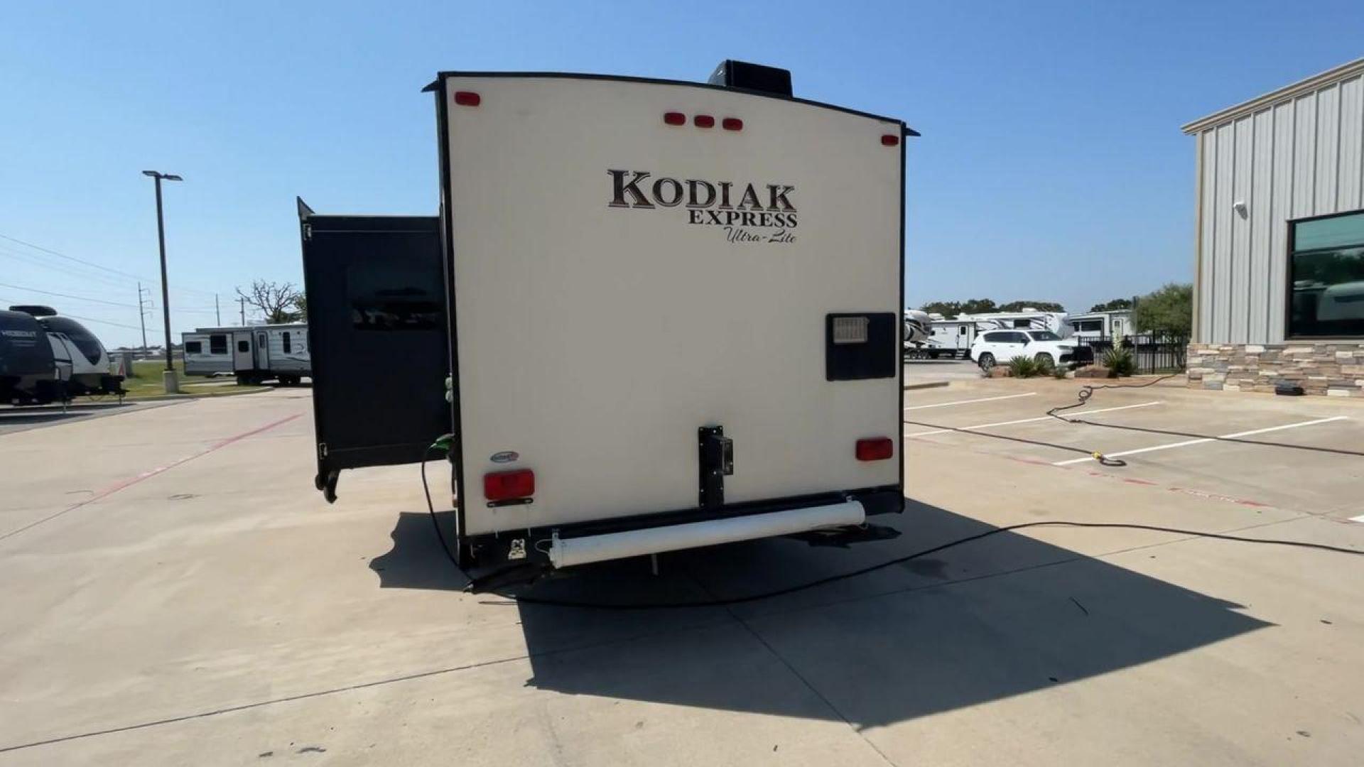 2015 TAN KEYSTONE KODIAK 223RBSL (4YDT22329FJ) , Length: 25.25 ft. | Dry Weight: 4,300 lbs. | Slides: 1 transmission, located at 4319 N Main St, Cleburne, TX, 76033, (817) 678-5133, 32.385960, -97.391212 - The 2015 Keystone Kodiak Express Ultra-Lite 223RBSL offers an excellent blend of convenience and comfort. This unit is designed for travelers who want a lightweight, easy-to-tow travel trailer without compromising on amenities. With a dry weight of 4,300 lbs., it is built with lightweight materials - Photo#8