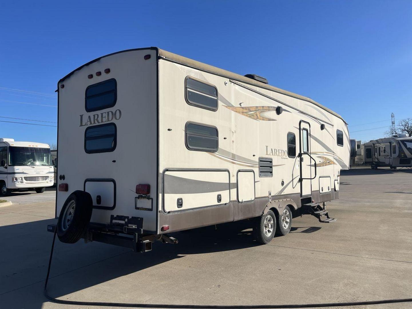 2015 WHITE KEYSTONE LAREDO 285SBH (4YDF28522FK) , Length: 33 ft. | Dry Weight: 7,880 lbs. | Gross Weight: 9,580 lbs. | Slides: 1 transmission, located at 4319 N Main St, Cleburne, TX, 76033, (817) 678-5133, 32.385960, -97.391212 - This 2015 Keystone Fifth Wheel measures 33 feet long and 8 feet wide with a dry weight of 7,880 lbs. It has a GVWR of 9,580 lbs and a hitch weight of 1,465 lbs. This model also comes with automatic heating and cooling rated at 30,000 and 13,500 BTUs respectively. The exterior of this unit is a base - Photo#0