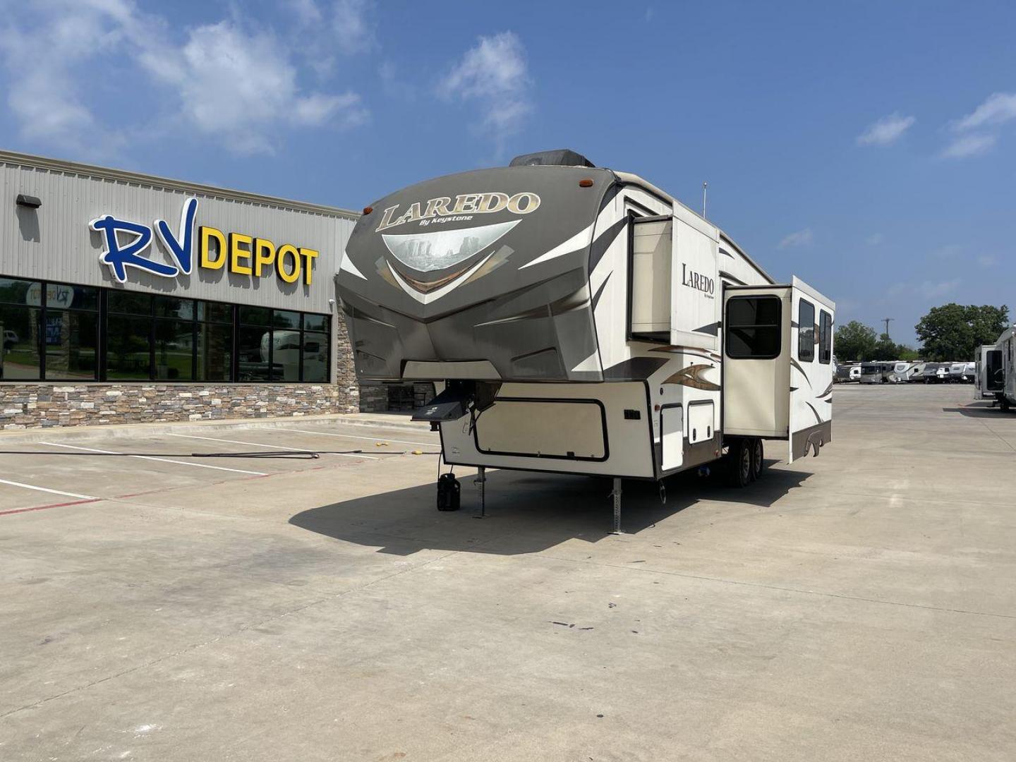 2015 WHITE KEYSTONE LAREDO 285SBH (4YDF28522FK) , Length: 33 ft. | Dry Weight: 7,880 lbs. | Gross Weight: 9,580 lbs. | Slides: 1 transmission, located at 4319 N Main St, Cleburne, TX, 76033, (817) 678-5133, 32.385960, -97.391212 - Photo#0