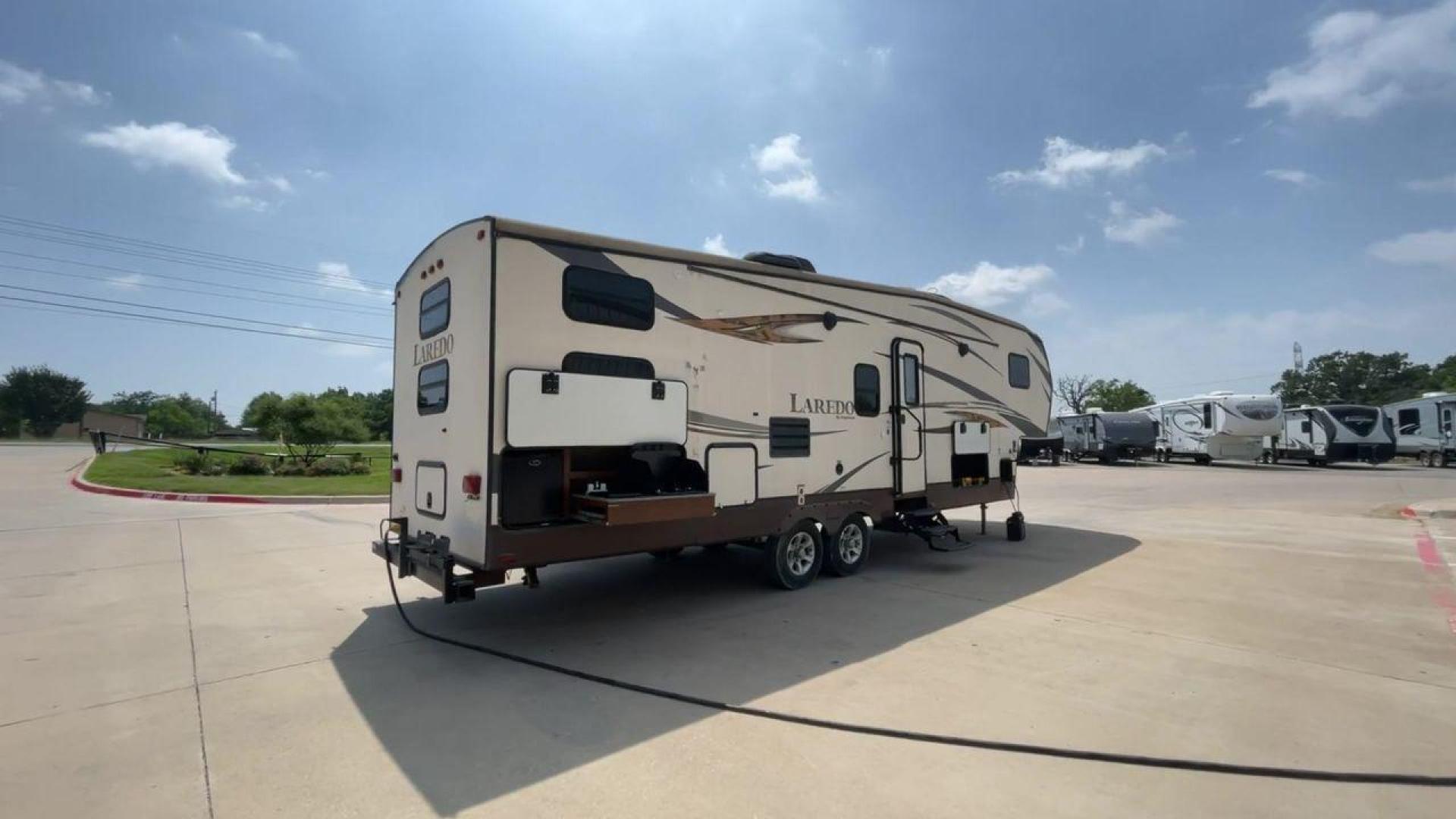 2015 WHITE KEYSTONE LAREDO 285SBH (4YDF28522FK) , Length: 33 ft. | Dry Weight: 7,880 lbs. | Gross Weight: 9,580 lbs. | Slides: 1 transmission, located at 4319 N Main St, Cleburne, TX, 76033, (817) 678-5133, 32.385960, -97.391212 - This 2015 Keystone Fifth Wheel measures 33 feet long and 8 feet wide with a dry weight of 7,880 lbs. It has a GVWR of 9,580 lbs and a hitch weight of 1,465 lbs. This model also comes with automatic heating and cooling rated at 30,000 and 13,500 BTUs respectively. The exterior of this unit is a base - Photo#2