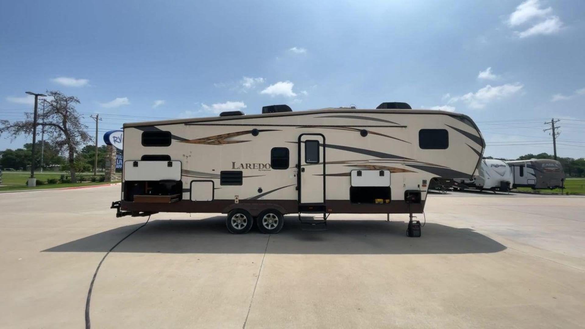 2015 WHITE KEYSTONE LAREDO 285SBH (4YDF28522FK) , Length: 33 ft. | Dry Weight: 7,880 lbs. | Gross Weight: 9,580 lbs. | Slides: 1 transmission, located at 4319 N Main St, Cleburne, TX, 76033, (817) 678-5133, 32.385960, -97.391212 - This 2015 Keystone Fifth Wheel measures 33 feet long and 8 feet wide with a dry weight of 7,880 lbs. It has a GVWR of 9,580 lbs and a hitch weight of 1,465 lbs. This model also comes with automatic heating and cooling rated at 30,000 and 13,500 BTUs respectively. The exterior of this unit is a base - Photo#3