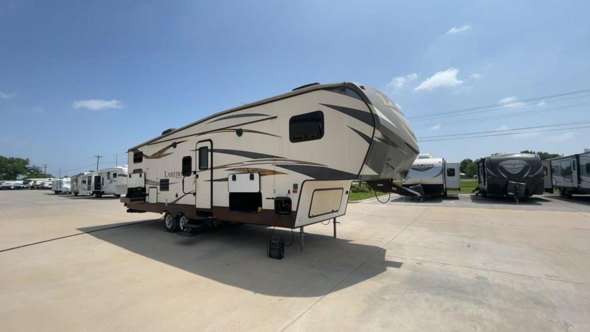 2015 WHITE KEYSTONE LAREDO 285SBH (4YDF28522FK) , Length: 33 ft. | Dry Weight: 7,880 lbs. | Gross Weight: 9,580 lbs. | Slides: 1 transmission, located at 4319 N Main St, Cleburne, TX, 76033, (817) 678-5133, 32.385960, -97.391212 - This 2015 Keystone Fifth Wheel measures 33 feet long and 8 feet wide with a dry weight of 7,880 lbs. It has a GVWR of 9,580 lbs and a hitch weight of 1,465 lbs. This model also comes with automatic heating and cooling rated at 30,000 and 13,500 BTUs respectively. The exterior of this unit is a base - Photo#4