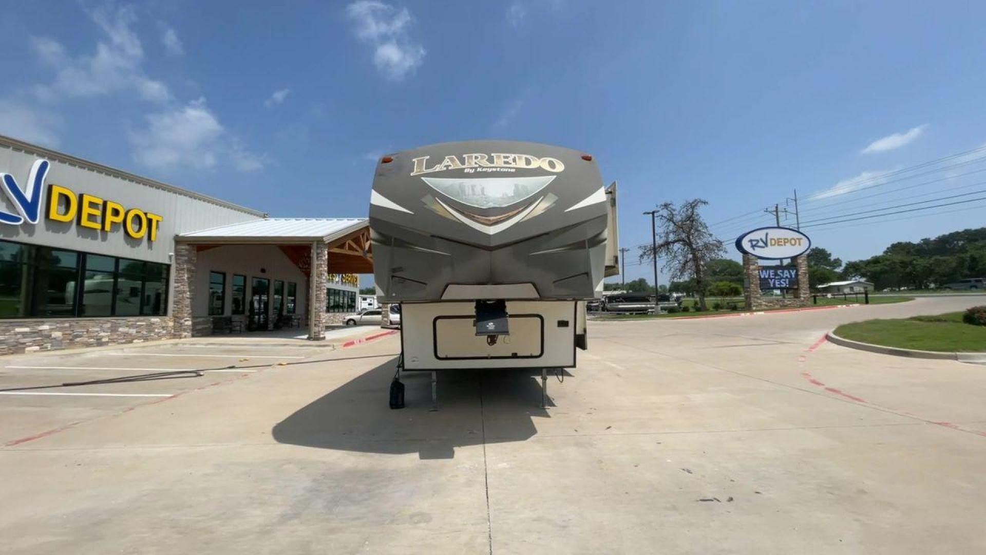 2015 WHITE KEYSTONE LAREDO 285SBH (4YDF28522FK) , Length: 33 ft. | Dry Weight: 7,880 lbs. | Gross Weight: 9,580 lbs. | Slides: 1 transmission, located at 4319 N Main St, Cleburne, TX, 76033, (817) 678-5133, 32.385960, -97.391212 - This 2015 Keystone Fifth Wheel measures 33 feet long and 8 feet wide with a dry weight of 7,880 lbs. It has a GVWR of 9,580 lbs and a hitch weight of 1,465 lbs. This model also comes with automatic heating and cooling rated at 30,000 and 13,500 BTUs respectively. The exterior of this unit is a base - Photo#5