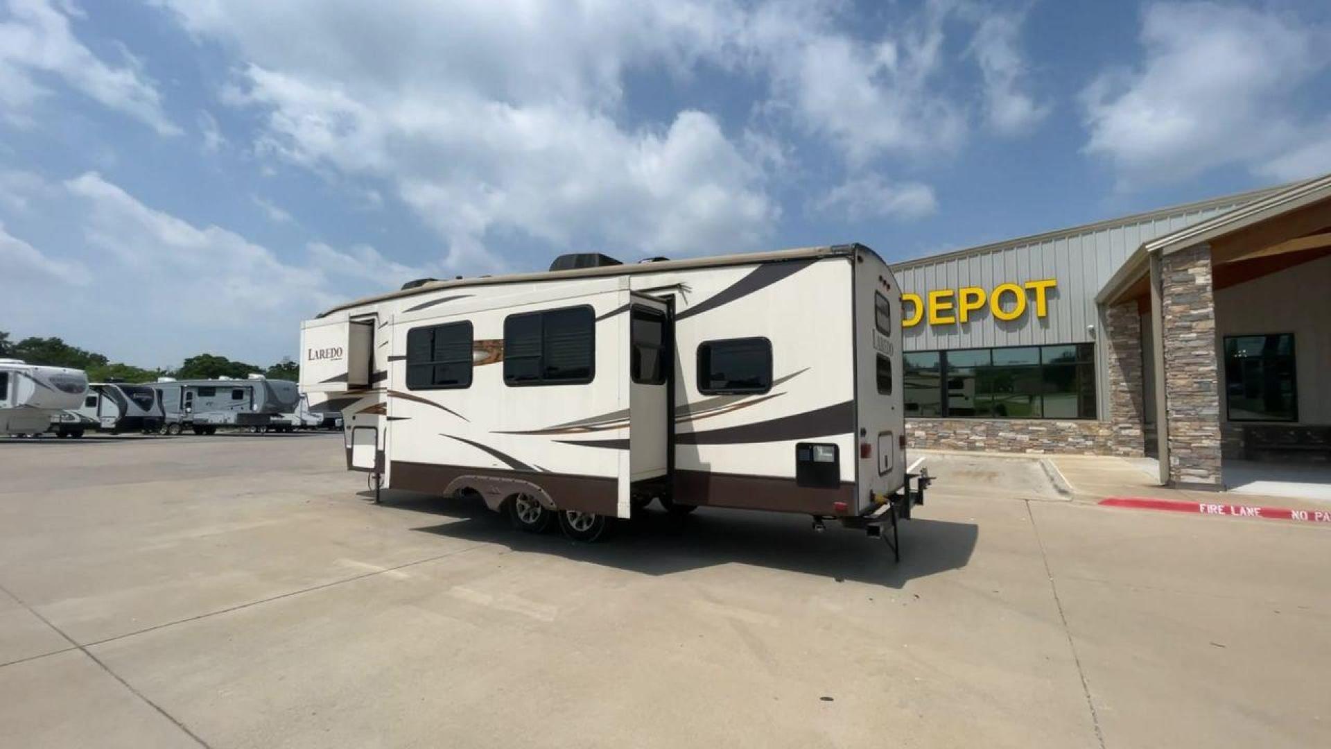 2015 WHITE KEYSTONE LAREDO 285SBH (4YDF28522FK) , Length: 33 ft. | Dry Weight: 7,880 lbs. | Gross Weight: 9,580 lbs. | Slides: 1 transmission, located at 4319 N Main St, Cleburne, TX, 76033, (817) 678-5133, 32.385960, -97.391212 - This 2015 Keystone Fifth Wheel measures 33 feet long and 8 feet wide with a dry weight of 7,880 lbs. It has a GVWR of 9,580 lbs and a hitch weight of 1,465 lbs. This model also comes with automatic heating and cooling rated at 30,000 and 13,500 BTUs respectively. The exterior of this unit is a base - Photo#8