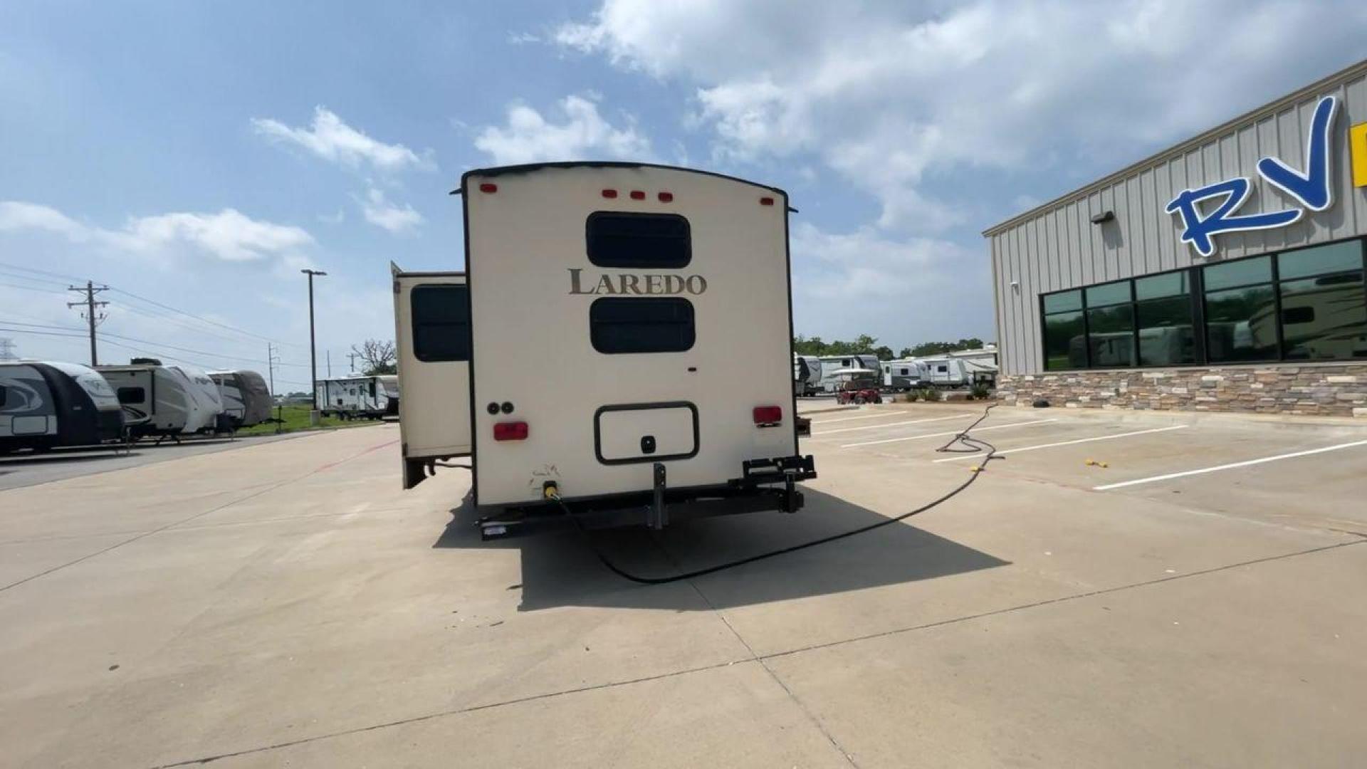 2015 WHITE KEYSTONE LAREDO 285SBH (4YDF28522FK) , Length: 33 ft. | Dry Weight: 7,880 lbs. | Gross Weight: 9,580 lbs. | Slides: 1 transmission, located at 4319 N Main St, Cleburne, TX, 76033, (817) 678-5133, 32.385960, -97.391212 - This 2015 Keystone Fifth Wheel measures 33 feet long and 8 feet wide with a dry weight of 7,880 lbs. It has a GVWR of 9,580 lbs and a hitch weight of 1,465 lbs. This model also comes with automatic heating and cooling rated at 30,000 and 13,500 BTUs respectively. The exterior of this unit is a base - Photo#9