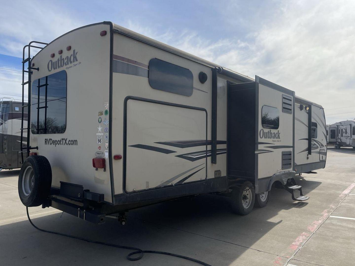 2015 TAN KEYSTONE OUTBACK 323BH (4YDT32321FB) , Length: 36 ft. | Dry Weight: 8,190 lbs. | Gross Weight: 9,500 lbs. | Slides: 2 transmission, located at 4319 N Main St, Cleburne, TX, 76033, (817) 678-5133, 32.385960, -97.391212 - Photo#24