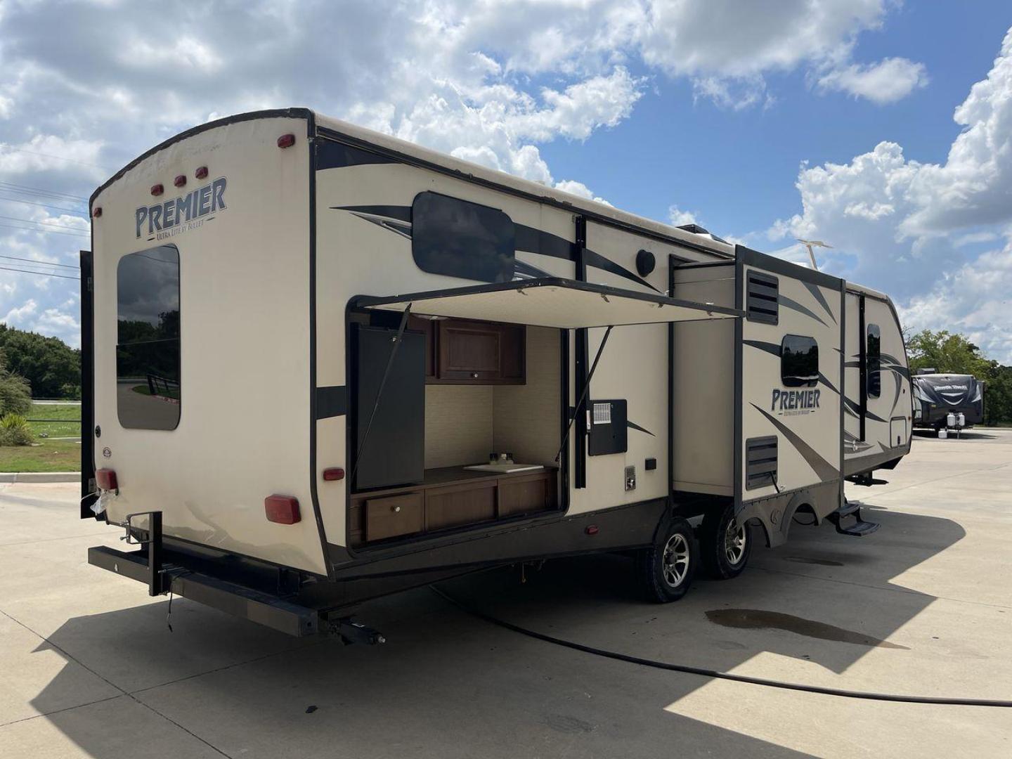 2015 TAN KEYSTONE PREMIER 34BHPR (4YDT34B25FD) , Length: 37 ft. | Dry Weight: 7,076 lbs. | Gross Weight: 8,800 lbs. | Slides: 3 transmission, located at 4319 N Main St, Cleburne, TX, 76033, (817) 678-5133, 32.385960, -97.391212 - Take a trip with more family members and friends in this remarkably spacious 2015 Keystone Premier 34BHPR! This travel trailer measures exactly 37 ft. in length and 10.92 ft. in height. It has a dry weight of 7,076 lbs. and a GVWR of 8,800 lbs. It highlights a rear bunk and an outside kitchen, ma - Photo#25