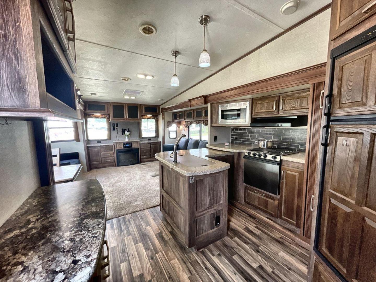 2015 KEYSTONE RV COUGAR 327RES (4YDF32729F2) , Length: 36.42 ft. | Dry Weight: 10,213 lbs. | Gross Weight: 12,135 lbs. | Slides: 3 transmission, located at 4319 N Main St, Cleburne, TX, 76033, (817) 678-5133, 32.385960, -97.391212 - Enjoy the abundant storage and space that comes with the 2015 Keystone Cougar 327RES! This fifth wheel measures 36.42 ft. in length and 12.25 ft. in height. It has a dry weight of 10,213 lbs. and a GVWR of 12,135 lbs. It also comes equipped with automatic heating and cooling rated at 30,000 and 1 - Photo#11