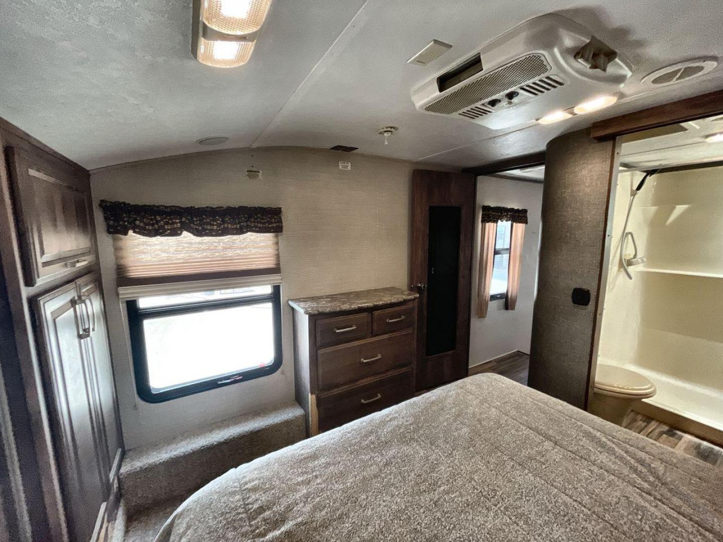 2015 KEYSTONE RV COUGAR 327RES (4YDF32729F2) , Length: 36.42 ft. | Dry Weight: 10,213 lbs. | Gross Weight: 12,135 lbs. | Slides: 3 transmission, located at 4319 N Main St, Cleburne, TX, 76033, (817) 678-5133, 32.385960, -97.391212 - Enjoy the abundant storage and space that comes with the 2015 Keystone Cougar 327RES! This fifth wheel measures 36.42 ft. in length and 12.25 ft. in height. It has a dry weight of 10,213 lbs. and a GVWR of 12,135 lbs. It also comes equipped with automatic heating and cooling rated at 30,000 and 1 - Photo#17