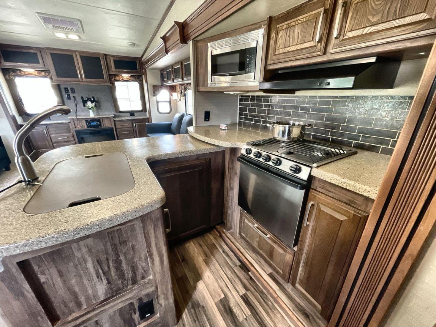 2015 KEYSTONE RV COUGAR 327RES (4YDF32729F2) , Length: 36.42 ft. | Dry Weight: 10,213 lbs. | Gross Weight: 12,135 lbs. | Slides: 3 transmission, located at 4319 N Main St, Cleburne, TX, 76033, (817) 678-5133, 32.385960, -97.391212 - Enjoy the abundant storage and space that comes with the 2015 Keystone Cougar 327RES! This fifth wheel measures 36.42 ft. in length and 12.25 ft. in height. It has a dry weight of 10,213 lbs. and a GVWR of 12,135 lbs. It also comes equipped with automatic heating and cooling rated at 30,000 and 1 - Photo#18