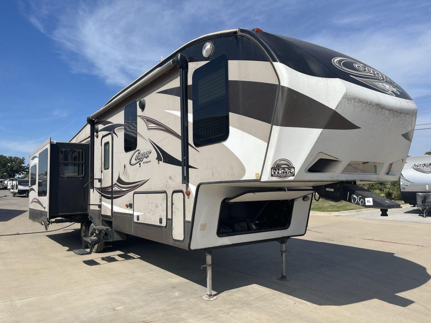 2015 KEYSTONE RV COUGAR 327RES (4YDF32729F2) , Length: 36.42 ft. | Dry Weight: 10,213 lbs. | Gross Weight: 12,135 lbs. | Slides: 3 transmission, located at 4319 N Main St, Cleburne, TX, 76033, (817) 678-5133, 32.385960, -97.391212 - Enjoy the abundant storage and space that comes with the 2015 Keystone Cougar 327RES! This fifth wheel measures 36.42 ft. in length and 12.25 ft. in height. It has a dry weight of 10,213 lbs. and a GVWR of 12,135 lbs. It also comes equipped with automatic heating and cooling rated at 30,000 and 1 - Photo#22