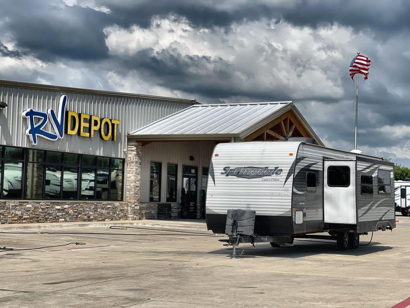 2015 KEYSTONE SPRINGDALE 270LE (4YDT27023F3) , Length: 32.42 ft. | Dry Weight: 7,010 lbs. | Gross Weight: 9,560 lbs. | Slides: 1 transmission, located at 4319 N Main St, Cleburne, TX, 76033, (817) 678-5133, 32.385960, -97.391212 - Looking for a reliable and spacious travel trailer bunk house in Cleburne, TX? Look no further than this 2015 Keystone Springdale 270LE, available at RV Depot in Cleburne, TX. Priced at $20,995, this travel trailer offers comfort, convenience, and plenty of room for your family to enjoy memorable ro - Photo#0