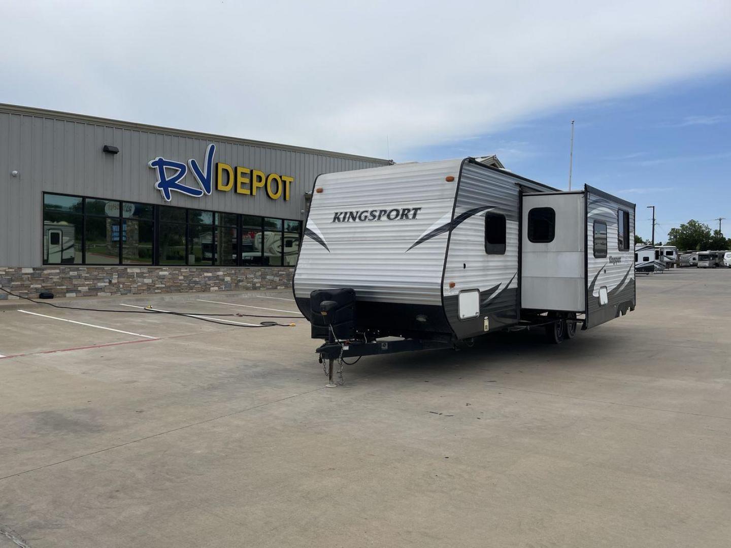 2015 WHITE KINGSPORT 277DDS - (1NL1GTM22F1) , Length: 31.17 ft. | Dry Weight: 6,620 lbs. | Slides: 1 transmission, located at 4319 N Main St, Cleburne, TX, 76033, (817) 678-5133, 32.385960, -97.391212 - Photo#0