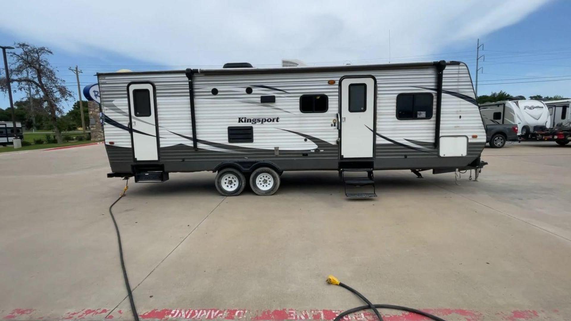 2015 WHITE KINGSPORT 277DDS - (1NL1GTM22F1) , Length: 31.17 ft. | Dry Weight: 6,620 lbs. | Slides: 1 transmission, located at 4319 N Main St, Cleburne, TX, 76033, (817) 678-5133, 32.385960, -97.391212 - Photo#2