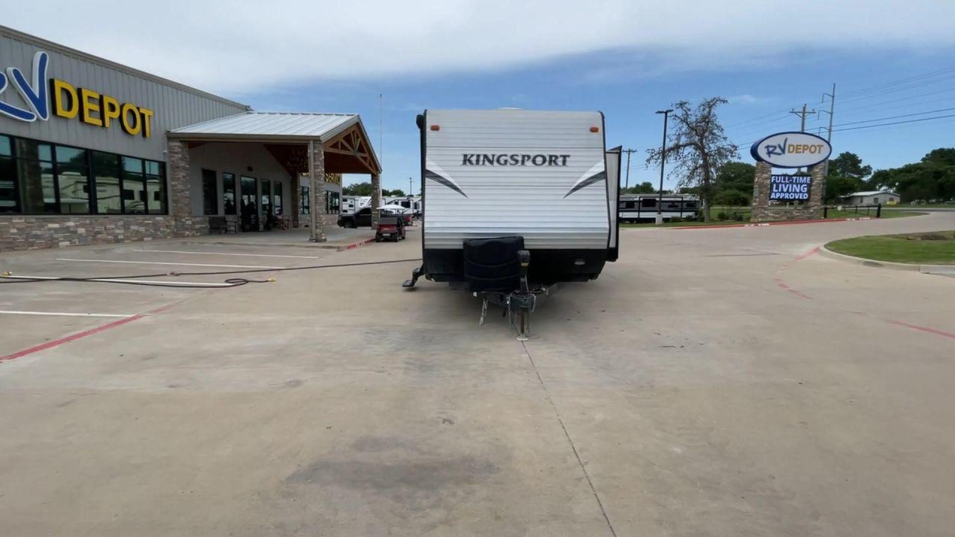 2015 WHITE KINGSPORT 277DDS - (1NL1GTM22F1) , Length: 31.17 ft. | Dry Weight: 6,620 lbs. | Slides: 1 transmission, located at 4319 N Main St, Cleburne, TX, 76033, (817) 678-5133, 32.385960, -97.391212 - Photo#4