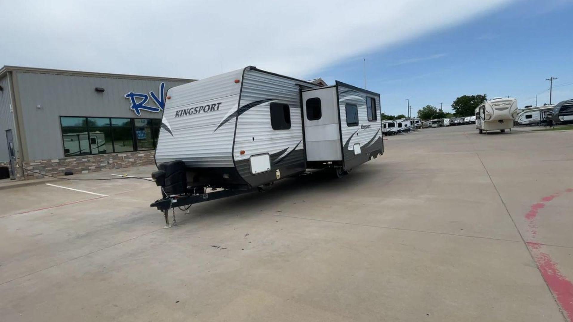 2015 WHITE KINGSPORT 277DDS - (1NL1GTM22F1) , Length: 31.17 ft. | Dry Weight: 6,620 lbs. | Slides: 1 transmission, located at 4319 N Main St, Cleburne, TX, 76033, (817) 678-5133, 32.385960, -97.391212 - Photo#5