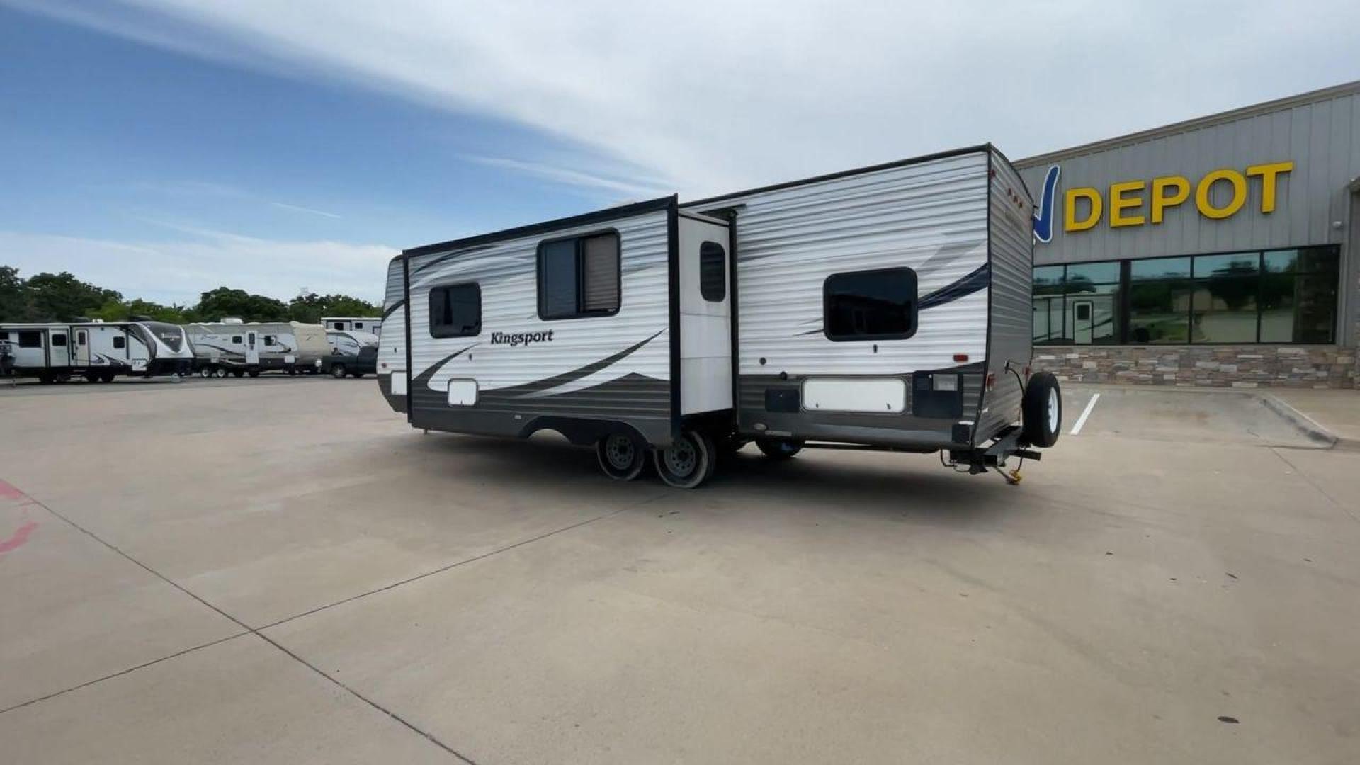 2015 WHITE KINGSPORT 277DDS - (1NL1GTM22F1) , Length: 31.17 ft. | Dry Weight: 6,620 lbs. | Slides: 1 transmission, located at 4319 N Main St, Cleburne, TX, 76033, (817) 678-5133, 32.385960, -97.391212 - Photo#7