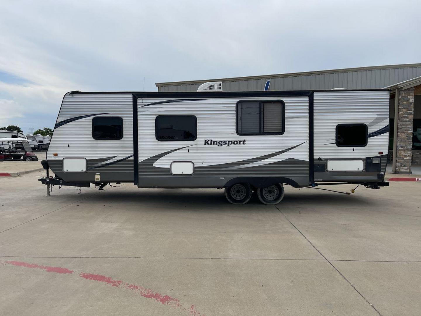 2015 WHITE KINGSPORT 277DDS - (1NL1GTM22F1) , Length: 31.17 ft. | Dry Weight: 6,620 lbs. | Slides: 1 transmission, located at 4319 N Main St, Cleburne, TX, 76033, (817) 678-5133, 32.385960, -97.391212 - Photo#24