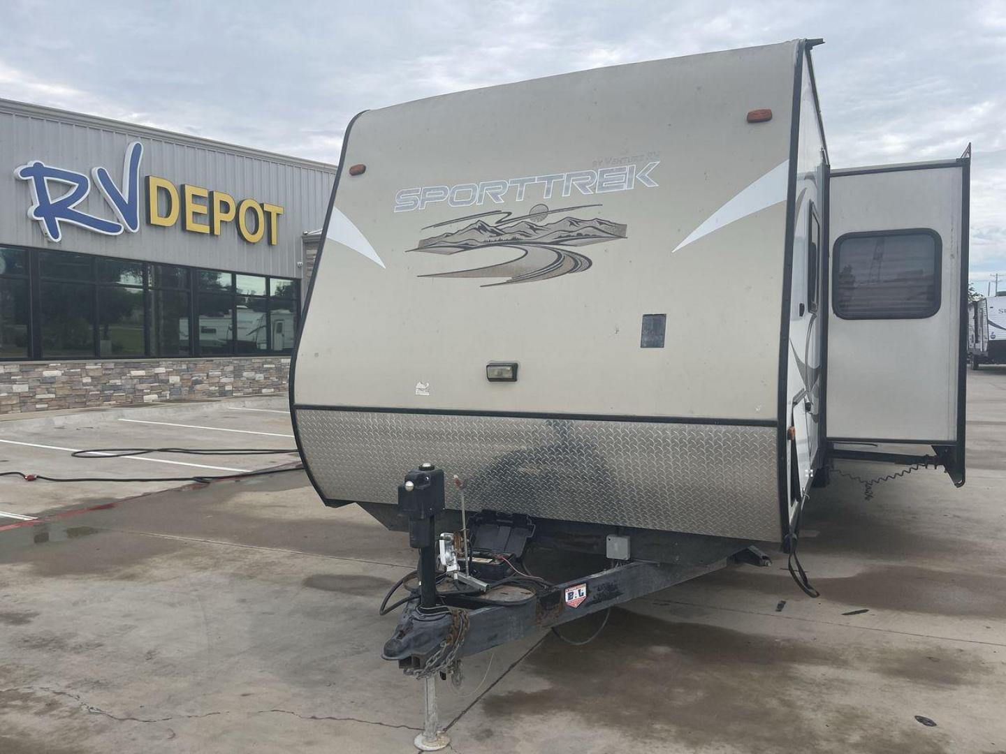 2015 WHITE KZ VENTURE RV SPORTTREK (4EZT13128F5) , Length: 35.6 ft | Dry Weight: 7,110 lbs | Gross Weight: 8,300 lbs | Slides: 2 transmission, located at 4319 N Main St, Cleburne, TX, 76033, (817) 678-5133, 32.385960, -97.391212 - With the 2015 KZ Venture RV SportTrek Travel Trailer, set out on your next adventure. With the modern traveler in mind, this travel trailer offers the ideal balance of comfort, style, and functionality. This unit measures 35.5 ft in length, 8 ft in width, and 10.92 ft in height. It has a dry weig - Photo#0