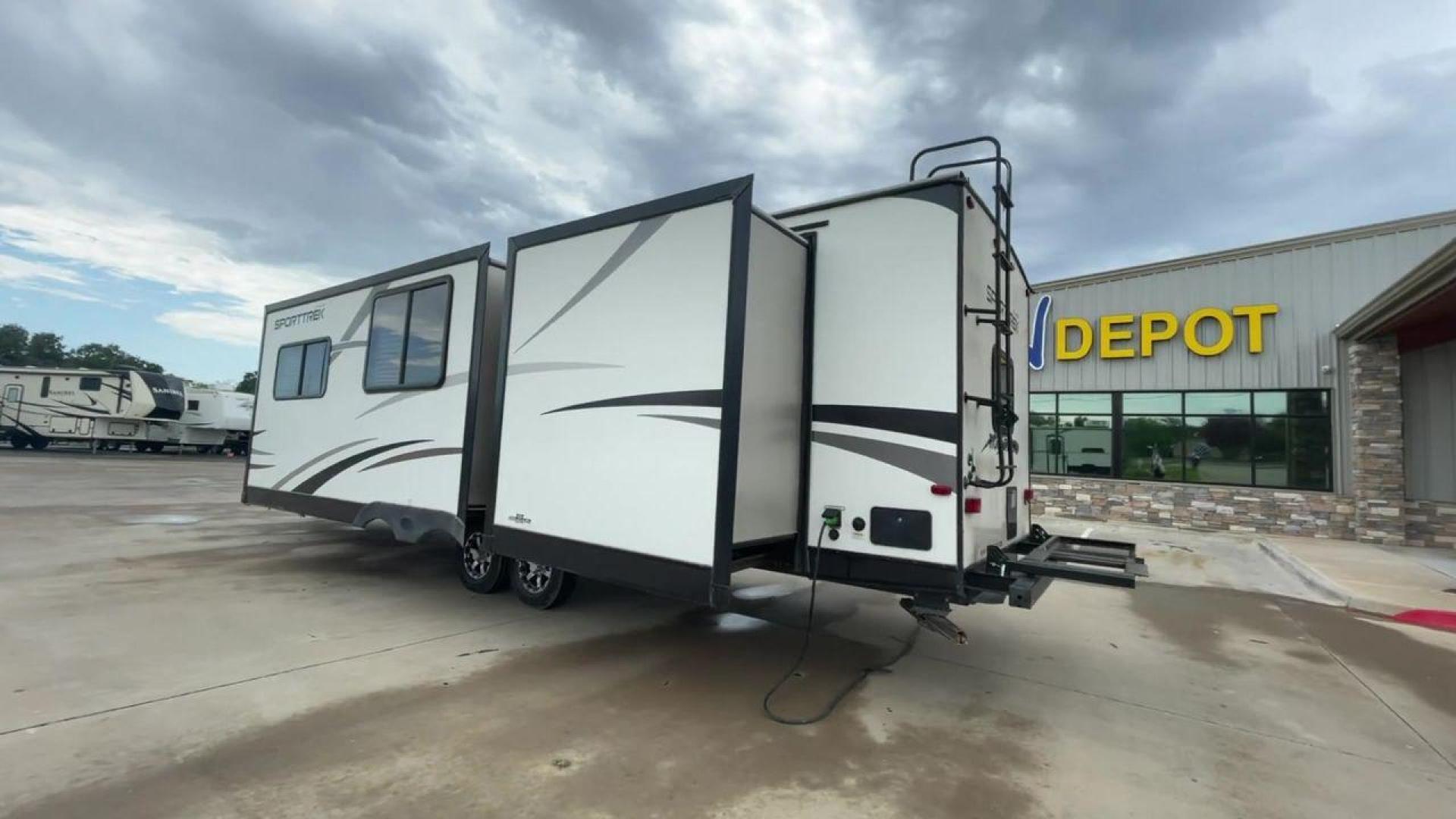 2015 WHITE KZ VENTURE RV SPORTTREK (4EZT13128F5) , Length: 35.6 ft | Dry Weight: 7,110 lbs | Gross Weight: 8,300 lbs | Slides: 2 transmission, located at 4319 N Main St, Cleburne, TX, 76033, (817) 678-5133, 32.385960, -97.391212 - With the 2015 KZ Venture RV SportTrek Travel Trailer, set out on your next adventure. With the modern traveler in mind, this travel trailer offers the ideal balance of comfort, style, and functionality. This unit measures 35.5 ft in length, 8 ft in width, and 10.92 ft in height. It has a dry weig - Photo#7