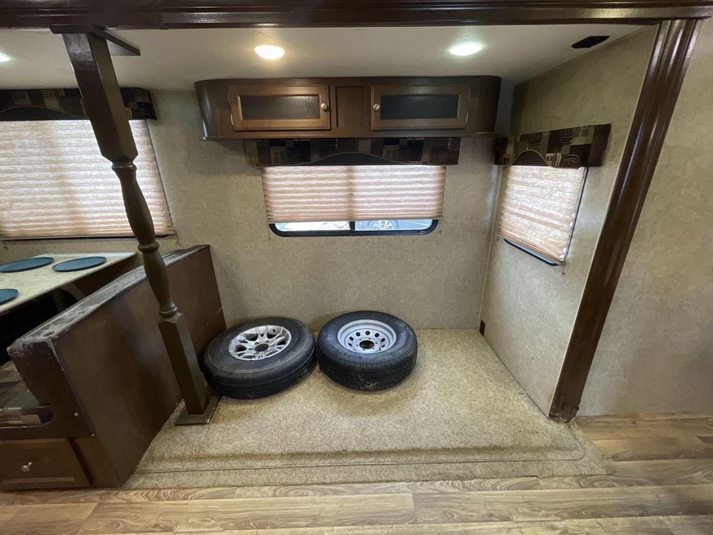 2015 WHITE KZ VENTURE RV SPORTTREK (4EZT13128F5) , Length: 35.6 ft | Dry Weight: 7,110 lbs | Gross Weight: 8,300 lbs | Slides: 2 transmission, located at 4319 N Main St, Cleburne, TX, 76033, (817) 678-5133, 32.385960, -97.391212 - With the 2015 KZ Venture RV SportTrek Travel Trailer, set out on your next adventure. With the modern traveler in mind, this travel trailer offers the ideal balance of comfort, style, and functionality. This unit measures 35.5 ft in length, 8 ft in width, and 10.92 ft in height. It has a dry weig - Photo#12