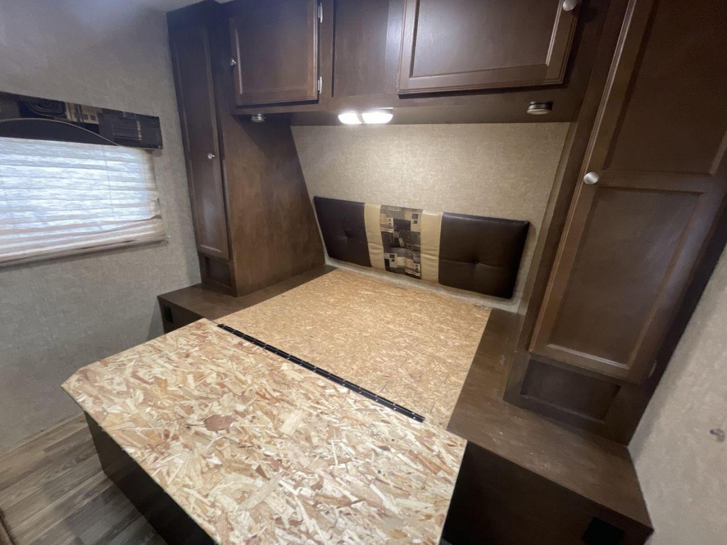 2015 WHITE KZ VENTURE RV SPORTTREK (4EZT13128F5) , Length: 35.6 ft | Dry Weight: 7,110 lbs | Gross Weight: 8,300 lbs | Slides: 2 transmission, located at 4319 N Main St, Cleburne, TX, 76033, (817) 678-5133, 32.385960, -97.391212 - With the 2015 KZ Venture RV SportTrek Travel Trailer, set out on your next adventure. With the modern traveler in mind, this travel trailer offers the ideal balance of comfort, style, and functionality. This unit measures 35.5 ft in length, 8 ft in width, and 10.92 ft in height. It has a dry weig - Photo#18