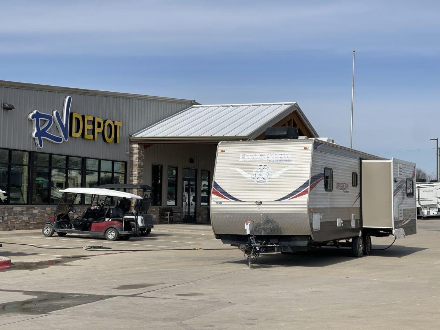 2015 WHITE LONGHORN 32RE (4V0TC3221FJ) , Length: 34.5 ft | Dry Weight: 7,586 lbs | Slides: 2 transmission, located at 4319 N Main St, Cleburne, TX, 76033, (817) 678-5133, 32.385960, -97.391212 - Photo#0