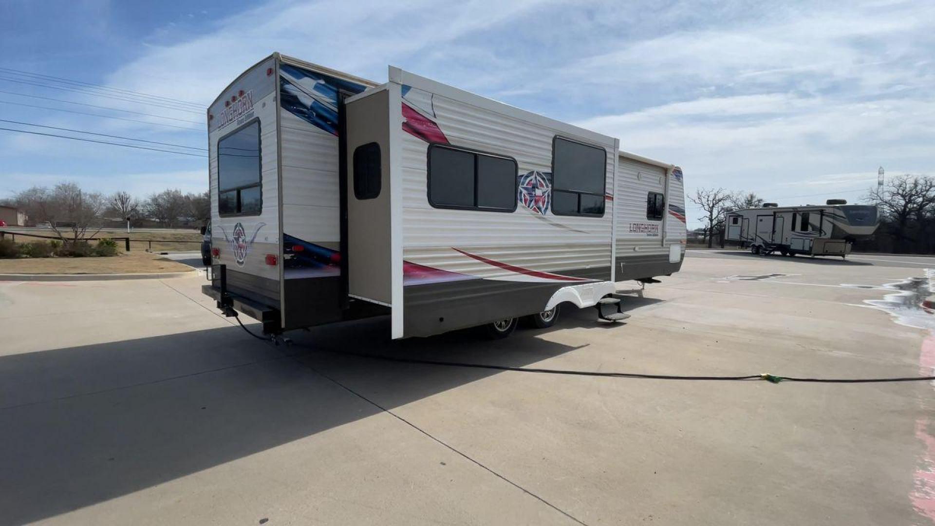 2015 WHITE LONGHORN 32RE (4V0TC3221FJ) , Length: 34.5 ft | Dry Weight: 7,586 lbs | Slides: 2 transmission, located at 4319 N Main St, Cleburne, TX, 76033, (817) 678-5133, 32.385960, -97.391212 - Photo#1