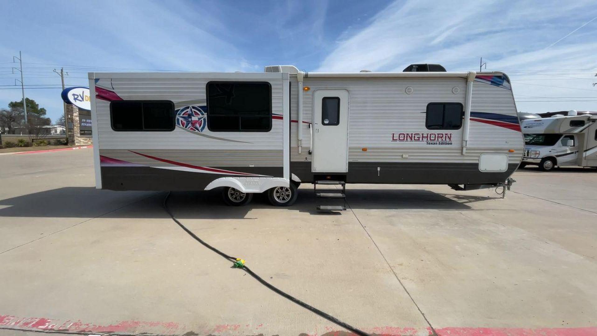 2015 WHITE LONGHORN 32RE (4V0TC3221FJ) , Length: 34.5 ft | Dry Weight: 7,586 lbs | Slides: 2 transmission, located at 4319 N Main St, Cleburne, TX, 76033, (817) 678-5133, 32.385960, -97.391212 - Photo#2