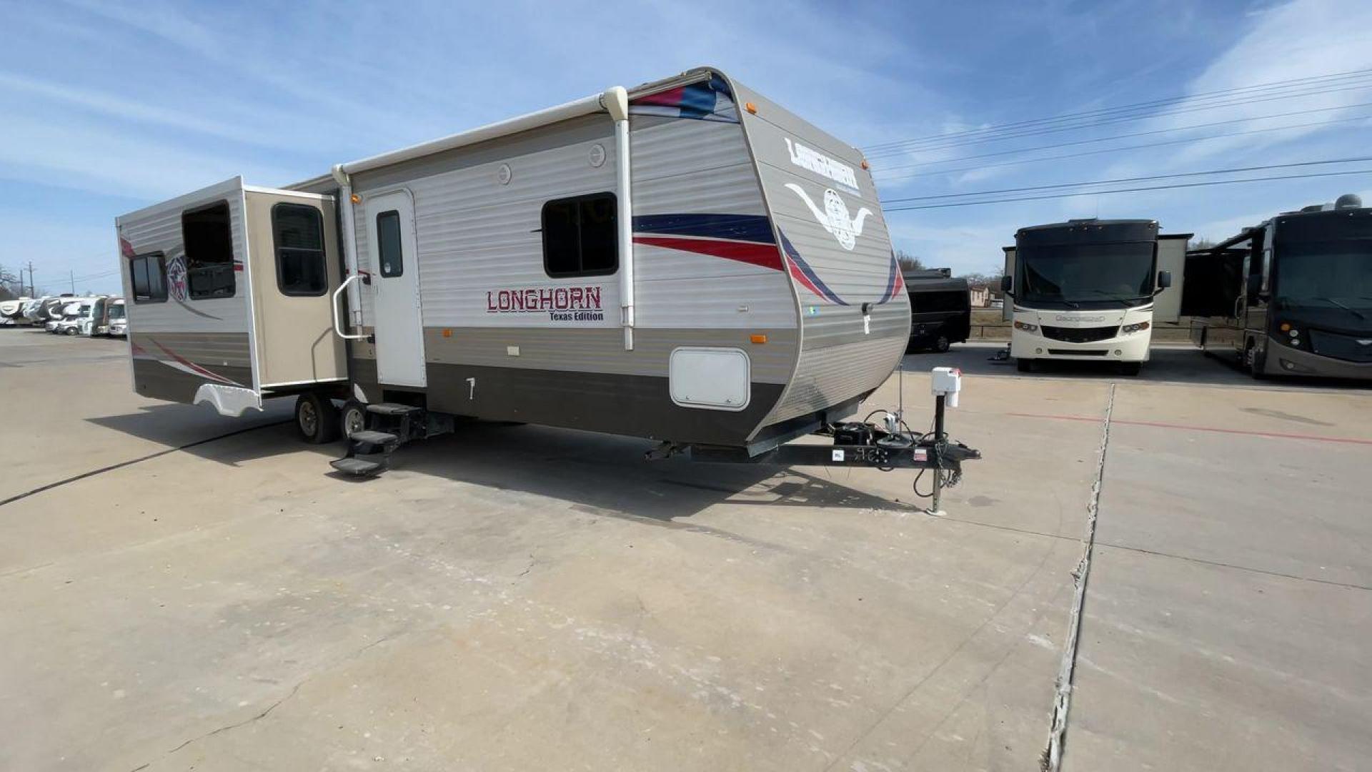 2015 WHITE LONGHORN 32RE (4V0TC3221FJ) , Length: 34.5 ft | Dry Weight: 7,586 lbs | Slides: 2 transmission, located at 4319 N Main St, Cleburne, TX, 76033, (817) 678-5133, 32.385960, -97.391212 - Photo#3