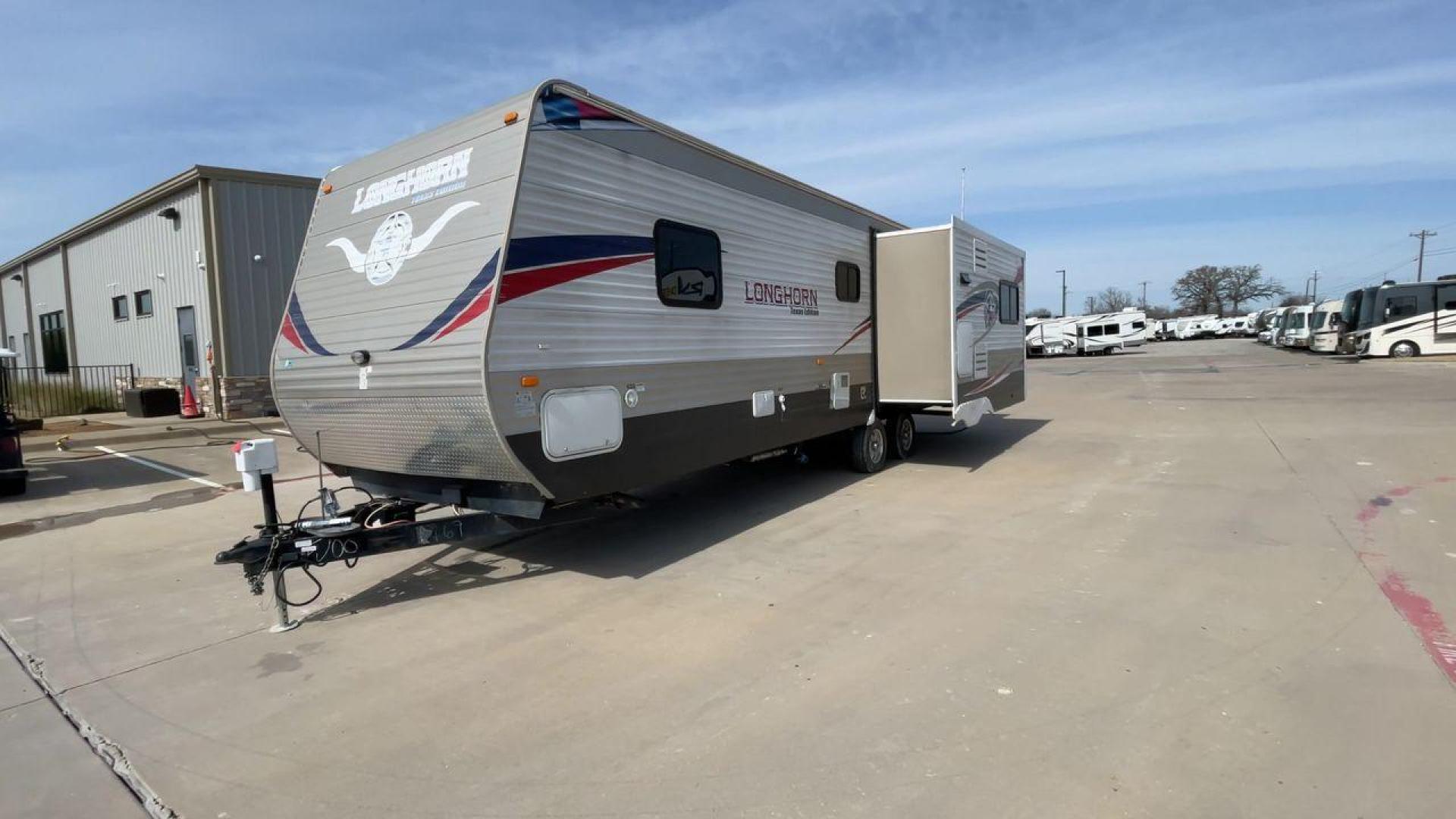 2015 WHITE LONGHORN 32RE (4V0TC3221FJ) , Length: 34.5 ft | Dry Weight: 7,586 lbs | Slides: 2 transmission, located at 4319 N Main St, Cleburne, TX, 76033, (817) 678-5133, 32.385960, -97.391212 - Photo#5