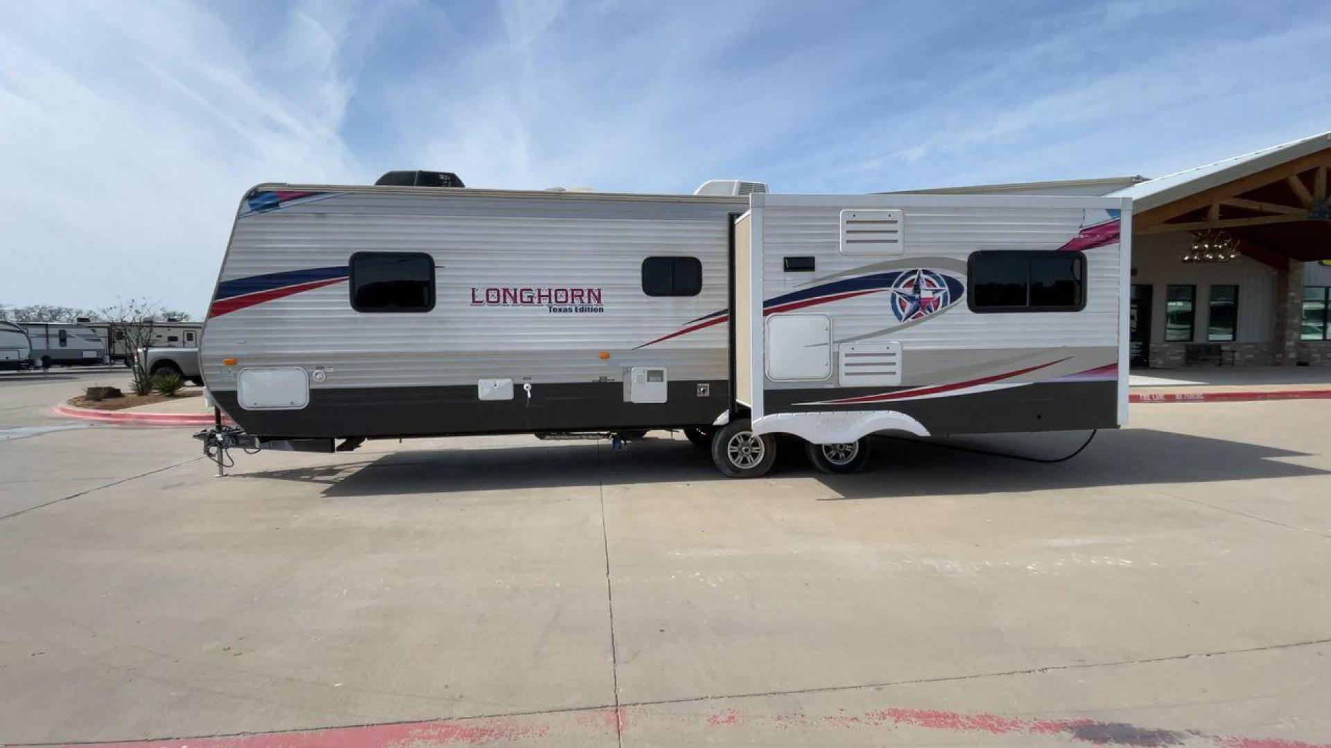 2015 WHITE LONGHORN 32RE (4V0TC3221FJ) , Length: 34.5 ft | Dry Weight: 7,586 lbs | Slides: 2 transmission, located at 4319 N Main St, Cleburne, TX, 76033, (817) 678-5133, 32.385960, -97.391212 - Photo#6