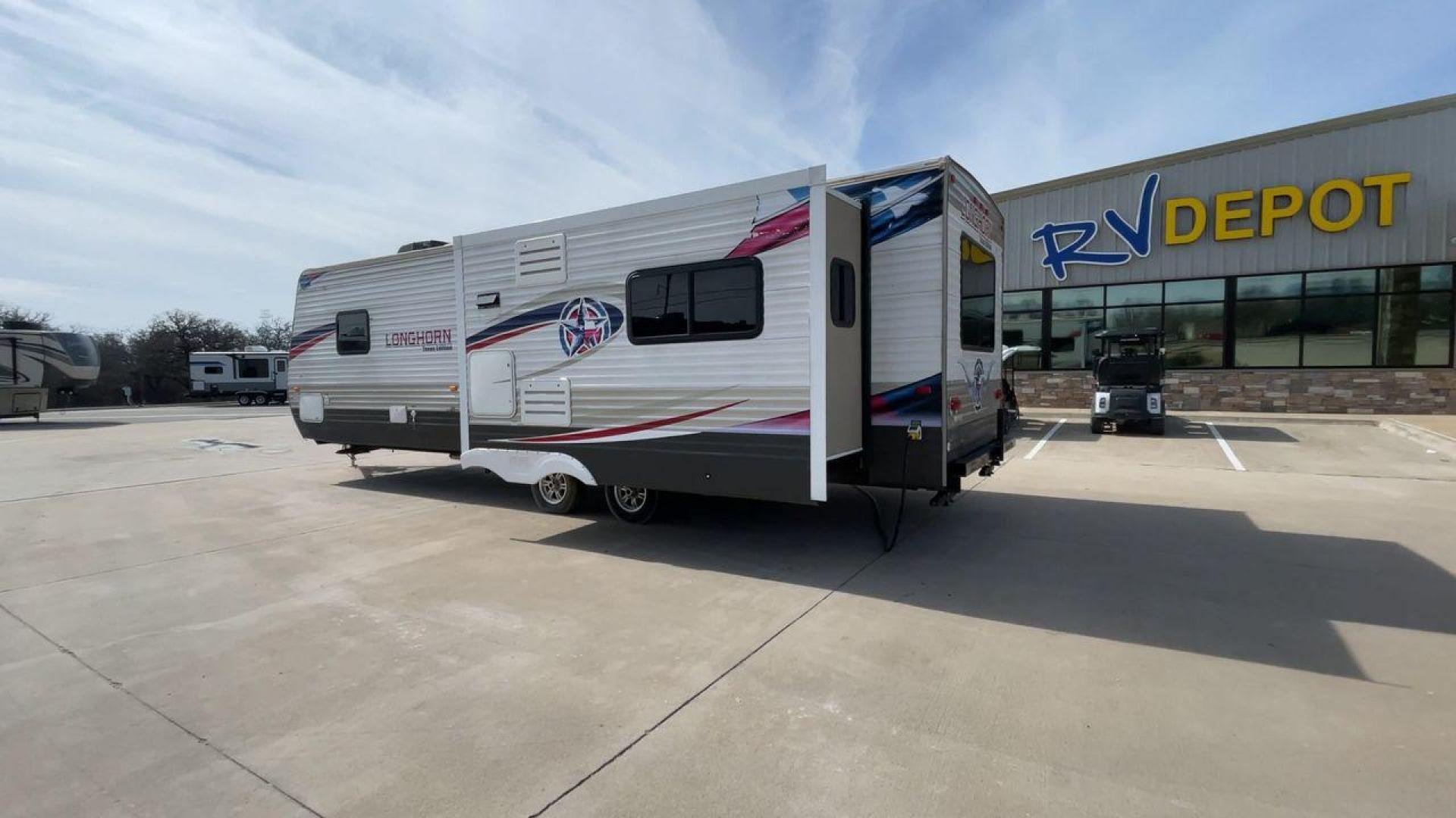 2015 WHITE LONGHORN 32RE (4V0TC3221FJ) , Length: 34.5 ft | Dry Weight: 7,586 lbs | Slides: 2 transmission, located at 4319 N Main St, Cleburne, TX, 76033, (817) 678-5133, 32.385960, -97.391212 - Photo#7