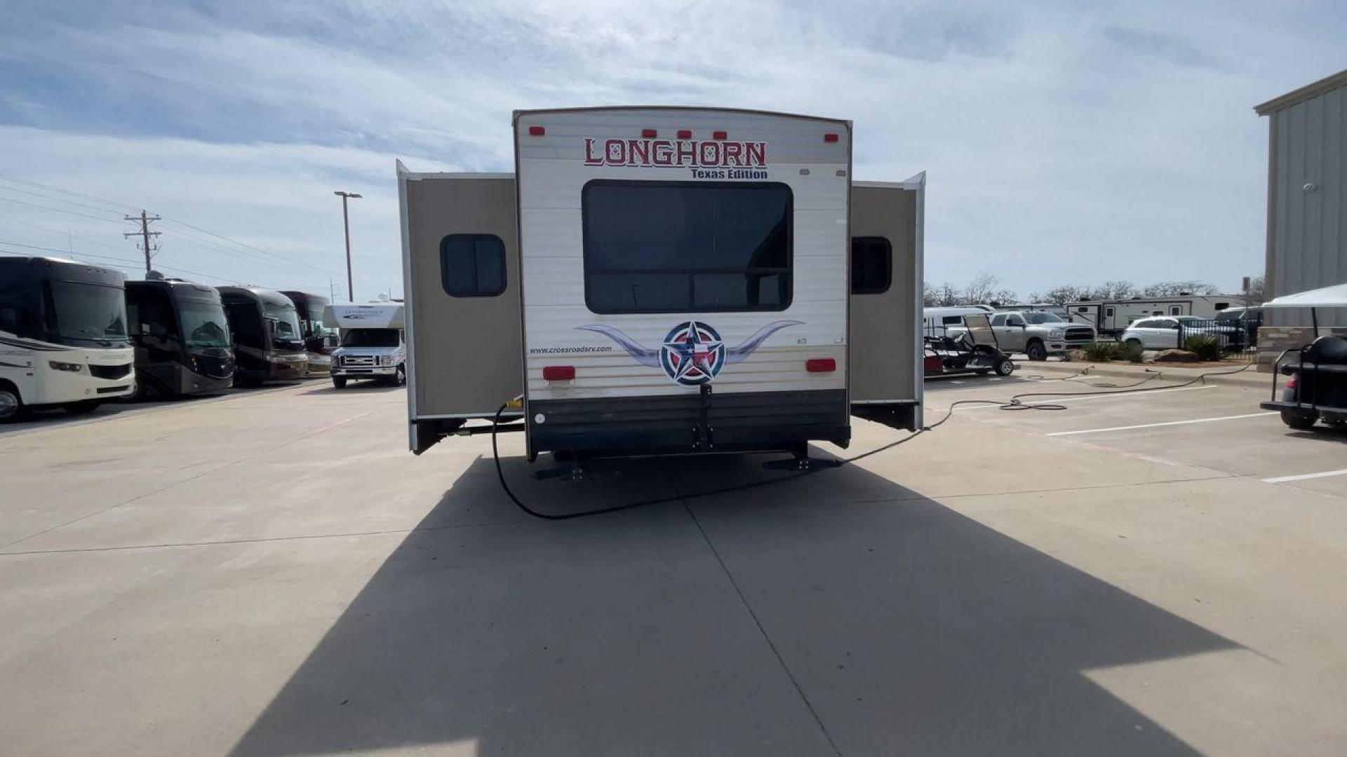 2015 WHITE LONGHORN 32RE (4V0TC3221FJ) , Length: 34.5 ft | Dry Weight: 7,586 lbs | Slides: 2 transmission, located at 4319 N Main St, Cleburne, TX, 76033, (817) 678-5133, 32.385960, -97.391212 - Photo#8