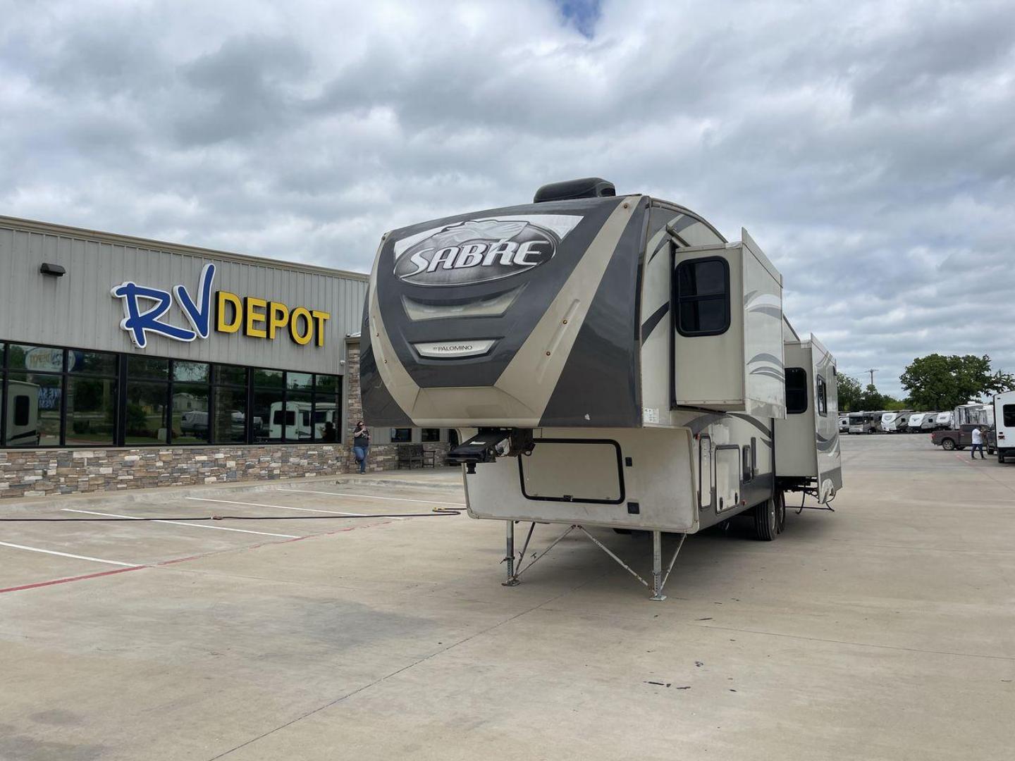 2015 TAN PALOMINO SABRE 34RDKS (4X4FSRK2XF3) , Length: 38.92 ft. | Dry Weight: 11,081 lbs. | Gross Weight: 13,950 lbs. | Slides: 4 transmission, located at 4319 N Main St, Cleburne, TX, 76033, (817) 678-5133, 32.385960, -97.391212 - This 2015 Sabre Fifth Wheel measures at just under 39 feet with a dry weight of 11,081 lbs. It has a GVWR of 13,950 lbs and a hitch weight of 2,205 lbs. This unit has a heater rated at 35,000 BTUs and a cooler rated at 13,500 BTUs meaning the temperature is always in your control. This model has a b - Photo#0