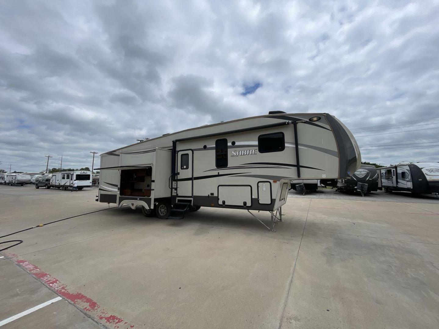 2015 TAN PALOMINO SABRE 34RDKS (4X4FSRK2XF3) , Length: 38.92 ft. | Dry Weight: 11,081 lbs. | Gross Weight: 13,950 lbs. | Slides: 4 transmission, located at 4319 N Main St, Cleburne, TX, 76033, (817) 678-5133, 32.385960, -97.391212 - This 2015 Sabre Fifth Wheel measures at just under 39 feet with a dry weight of 11,081 lbs. It has a GVWR of 13,950 lbs and a hitch weight of 2,205 lbs. This unit has a heater rated at 35,000 BTUs and a cooler rated at 13,500 BTUs meaning the temperature is always in your control. This model has a b - Photo#22