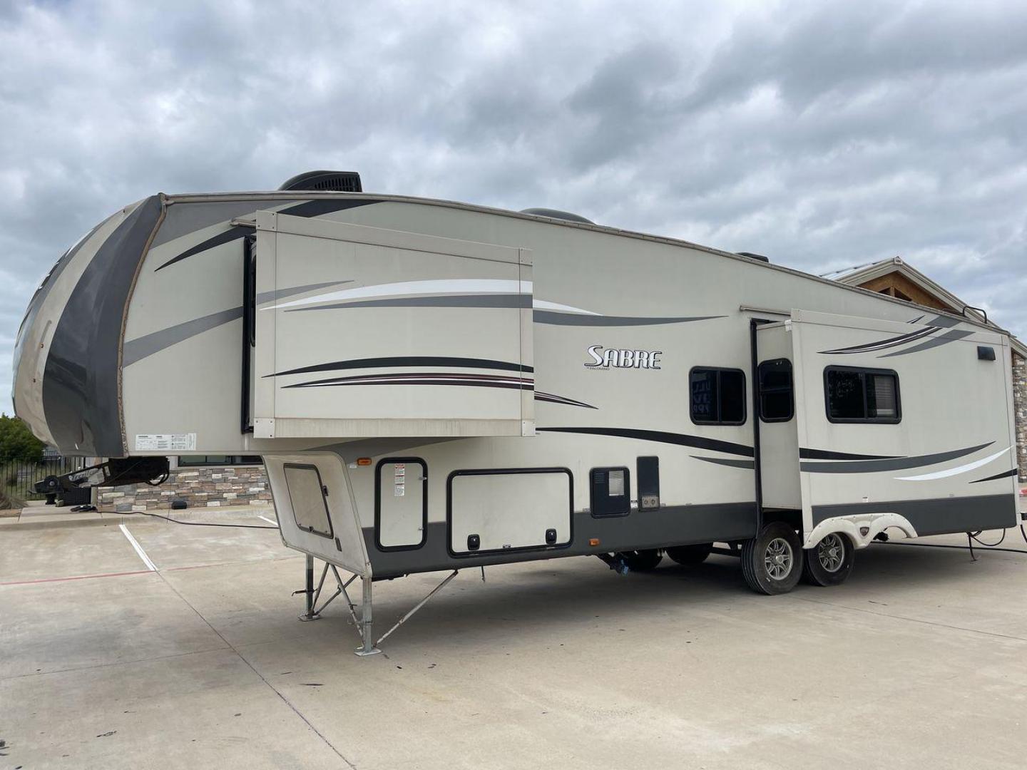 2015 TAN PALOMINO SABRE 34RDKS (4X4FSRK2XF3) , Length: 38.92 ft. | Dry Weight: 11,081 lbs. | Gross Weight: 13,950 lbs. | Slides: 4 transmission, located at 4319 N Main St, Cleburne, TX, 76033, (817) 678-5133, 32.385960, -97.391212 - This 2015 Sabre Fifth Wheel measures at just under 39 feet with a dry weight of 11,081 lbs. It has a GVWR of 13,950 lbs and a hitch weight of 2,205 lbs. This unit has a heater rated at 35,000 BTUs and a cooler rated at 13,500 BTUs meaning the temperature is always in your control. This model has a b - Photo#23