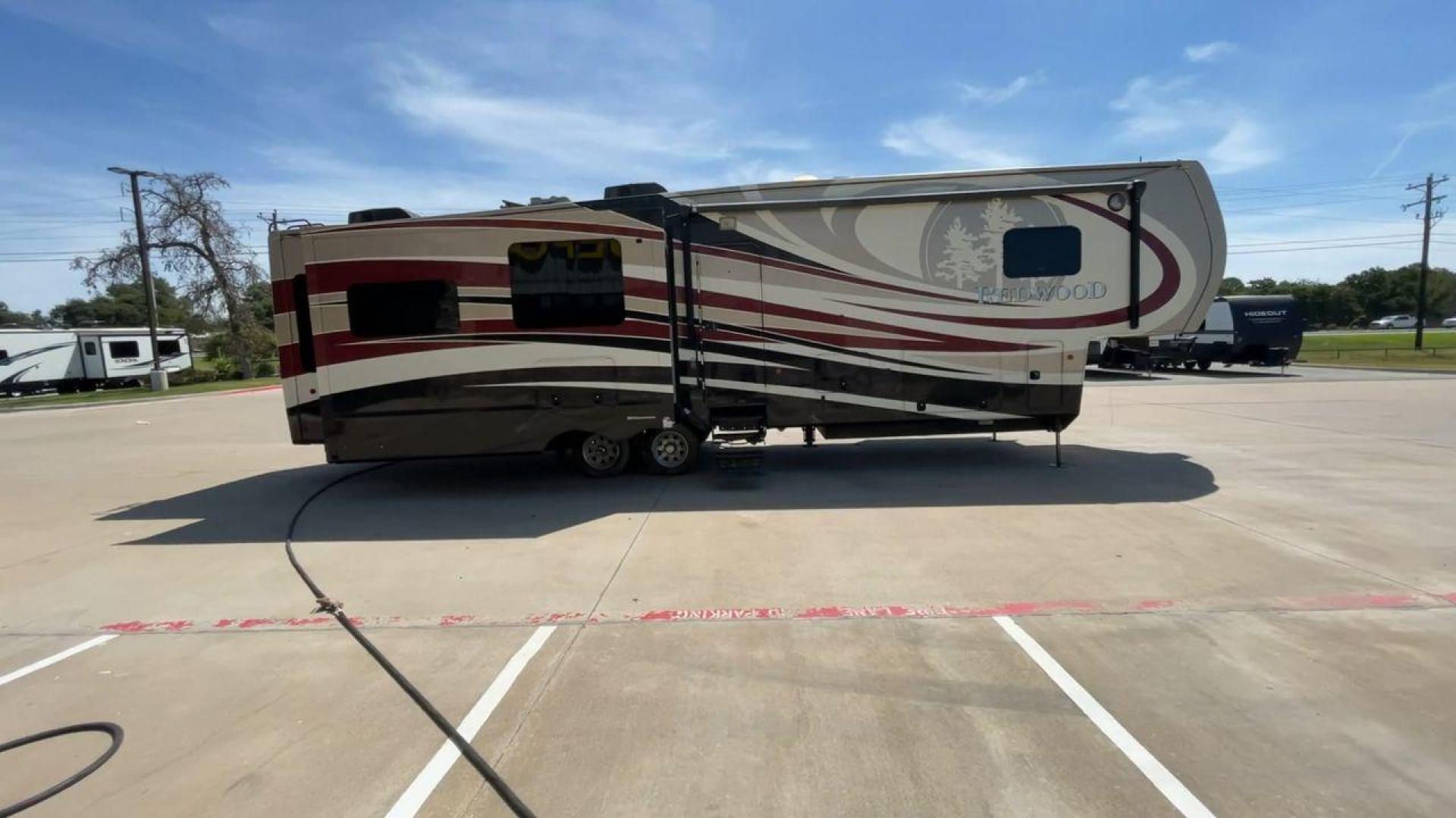 2015 REDWOOD 38RL (4V0FC3823FR) , Length: 41.42 ft. | Dry Weight: 13,672 lbs. | Gross Weight: 16,500 lbs. | Slides: 3 transmission, located at 4319 N Main St, Cleburne, TX, 76033, (817) 678-5133, 32.385960, -97.391212 - Photo#2