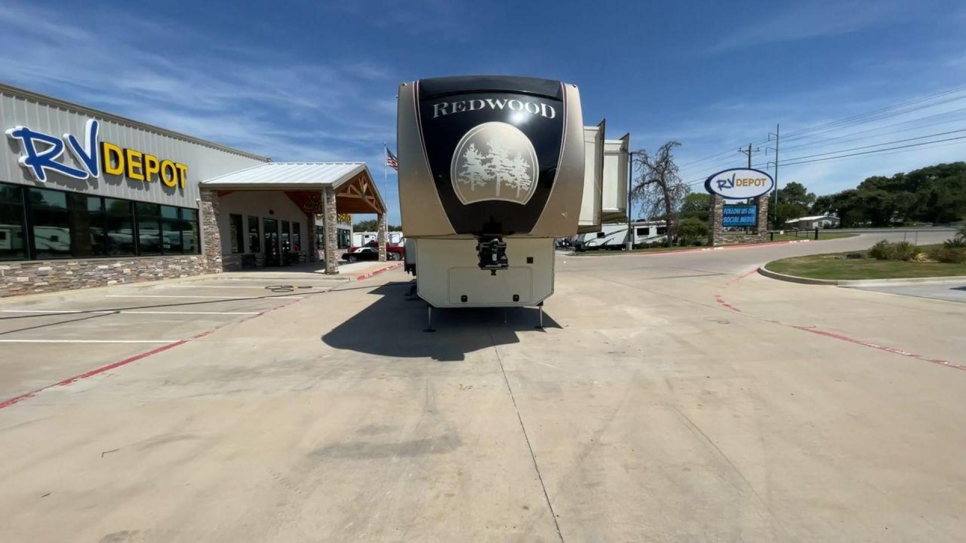 2015 REDWOOD 38RL (4V0FC3823FR) , Length: 41.42 ft. | Dry Weight: 13,672 lbs. | Gross Weight: 16,500 lbs. | Slides: 3 transmission, located at 4319 N Main St, Cleburne, TX, 76033, (817) 678-5133, 32.385960, -97.391212 - Photo#4