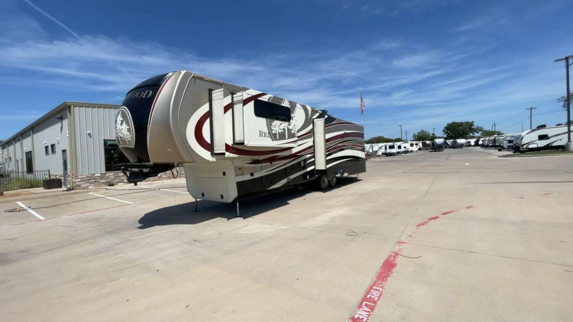 2015 REDWOOD 38RL (4V0FC3823FR) , Length: 41.42 ft. | Dry Weight: 13,672 lbs. | Gross Weight: 16,500 lbs. | Slides: 3 transmission, located at 4319 N Main St, Cleburne, TX, 76033, (817) 678-5133, 32.385960, -97.391212 - Photo#5