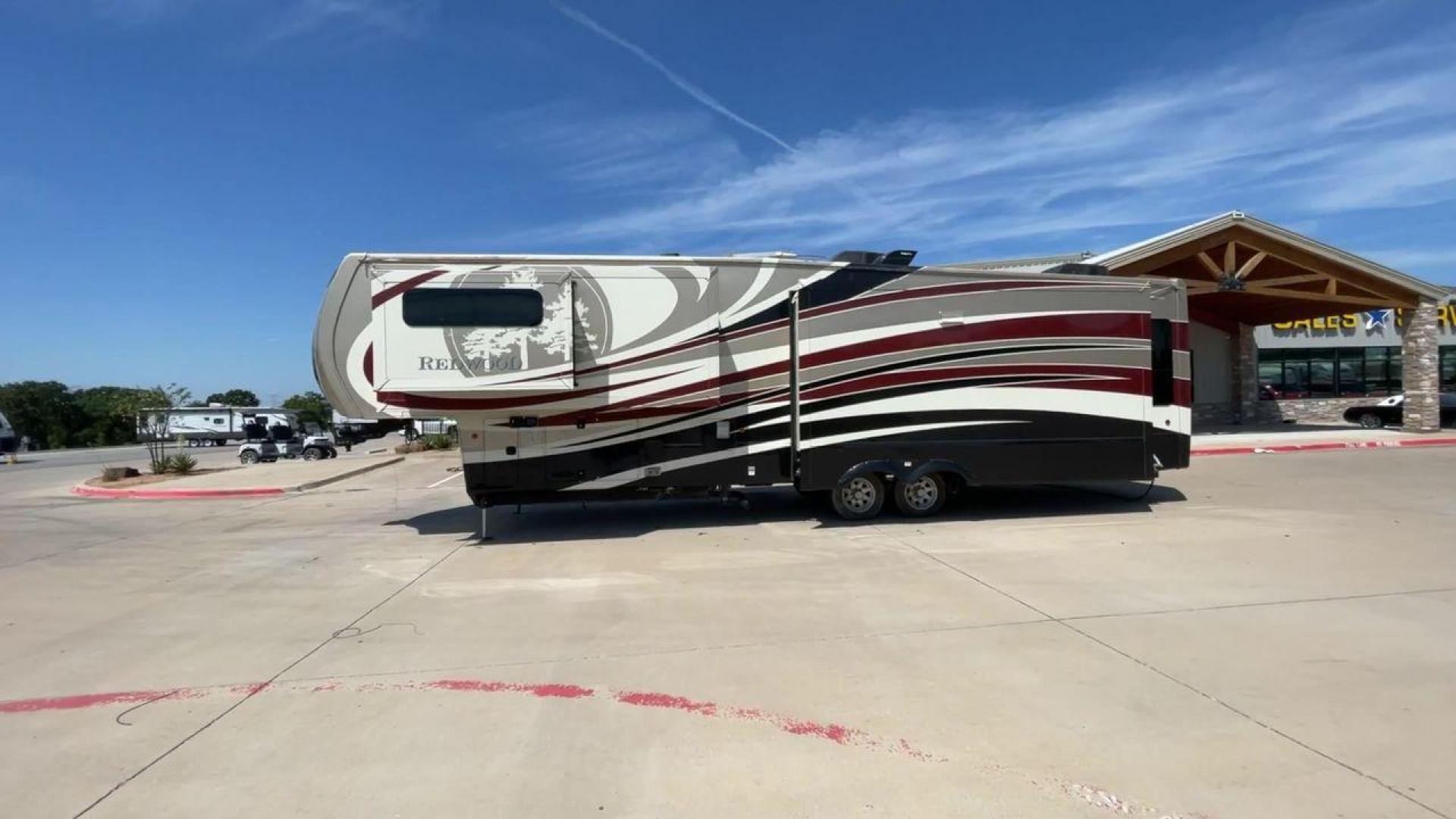 2015 REDWOOD 38RL (4V0FC3823FR) , Length: 41.42 ft. | Dry Weight: 13,672 lbs. | Gross Weight: 16,500 lbs. | Slides: 3 transmission, located at 4319 N Main St, Cleburne, TX, 76033, (817) 678-5133, 32.385960, -97.391212 - Photo#6