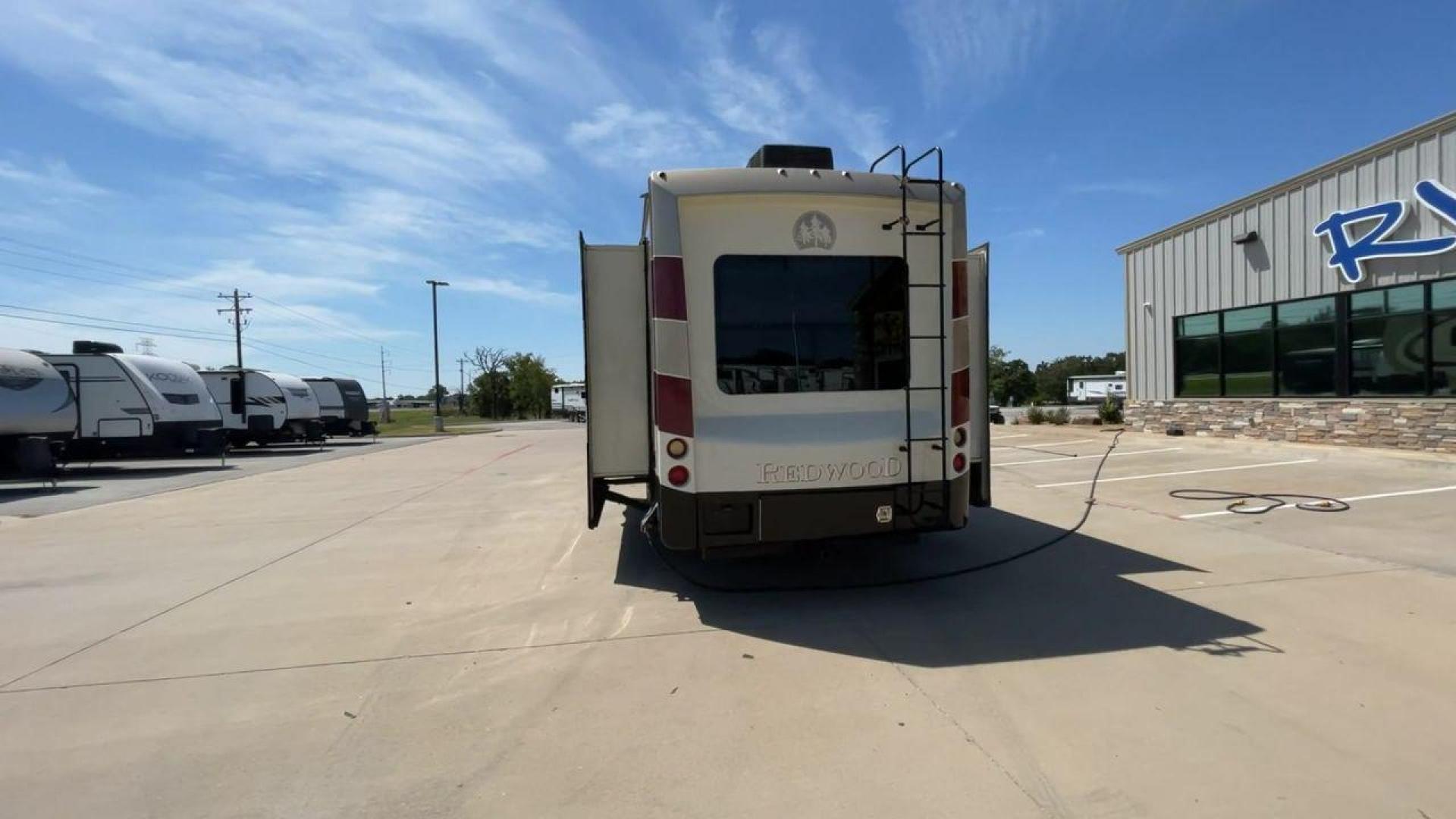 2015 REDWOOD 38RL (4V0FC3823FR) , Length: 41.42 ft. | Dry Weight: 13,672 lbs. | Gross Weight: 16,500 lbs. | Slides: 3 transmission, located at 4319 N Main St, Cleburne, TX, 76033, (817) 678-5133, 32.385960, -97.391212 - Photo#8